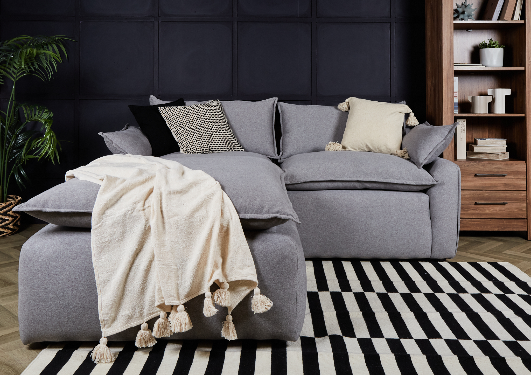 Sofá de 3 Plazas Tapizado Color Gris Oxford. Estructura de Madera Sólida
