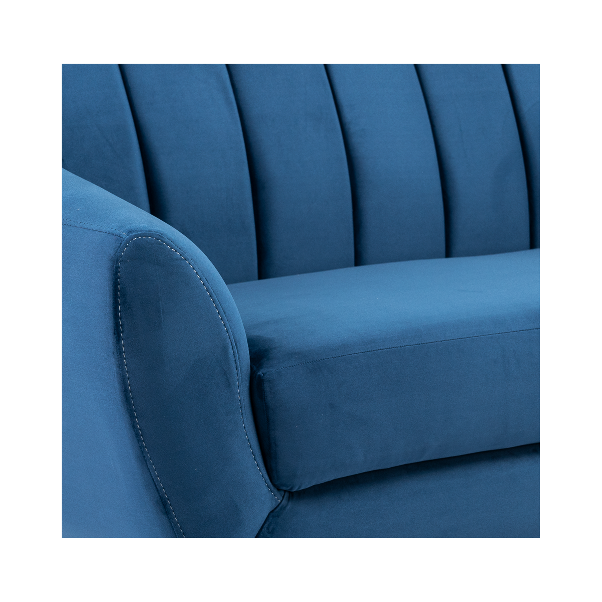 Sillón Individual Tapizado en Terciopelo Color Azul. Estructura de Madera Sólida
