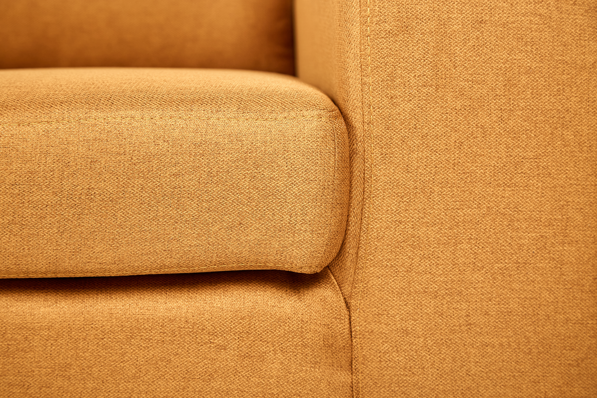 Sillón Individual con Tapizado Color Mostaza. Estructura de Madera Sólida y Patas de Acero 