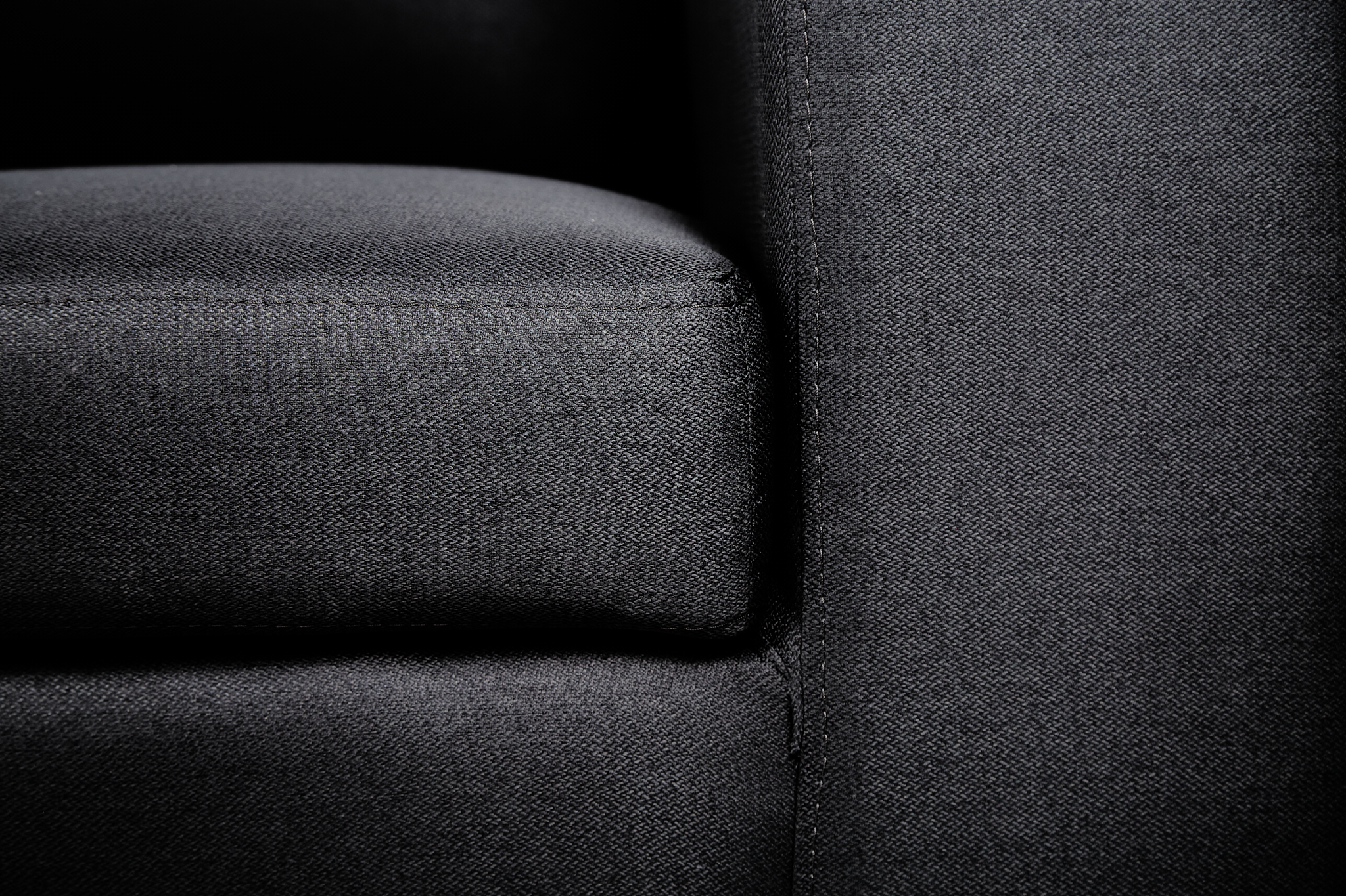 Sillón Individual con Tapizado Color  Negro. Estructura de Madera Sólida y Patas de Acero 