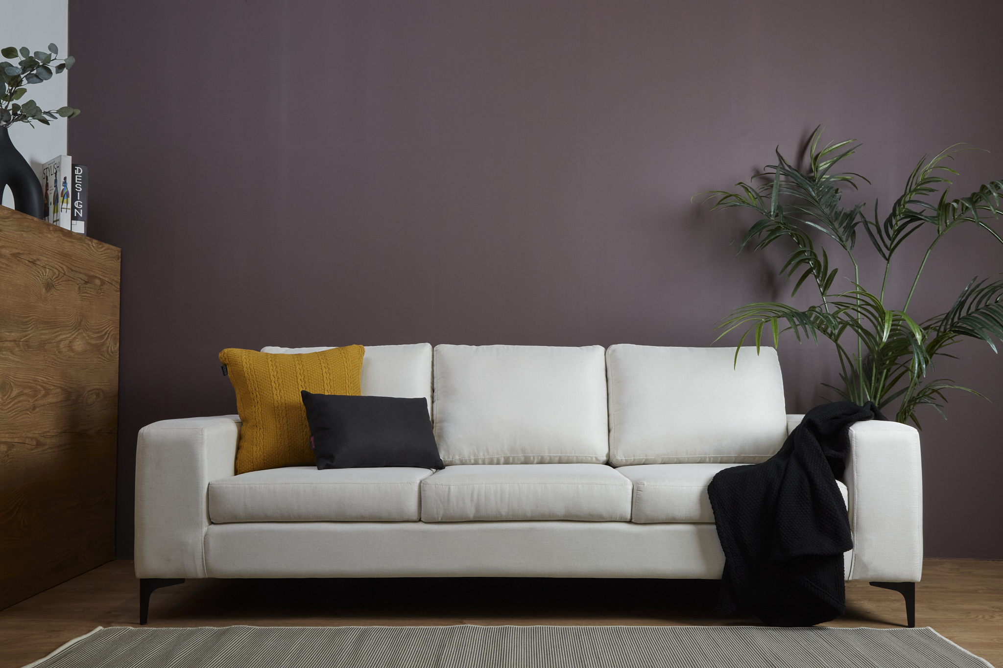 Sofá de 3 plazas con Tapizado Color Alabastro. Estructura de Madera Sólida y Patas de Acero 