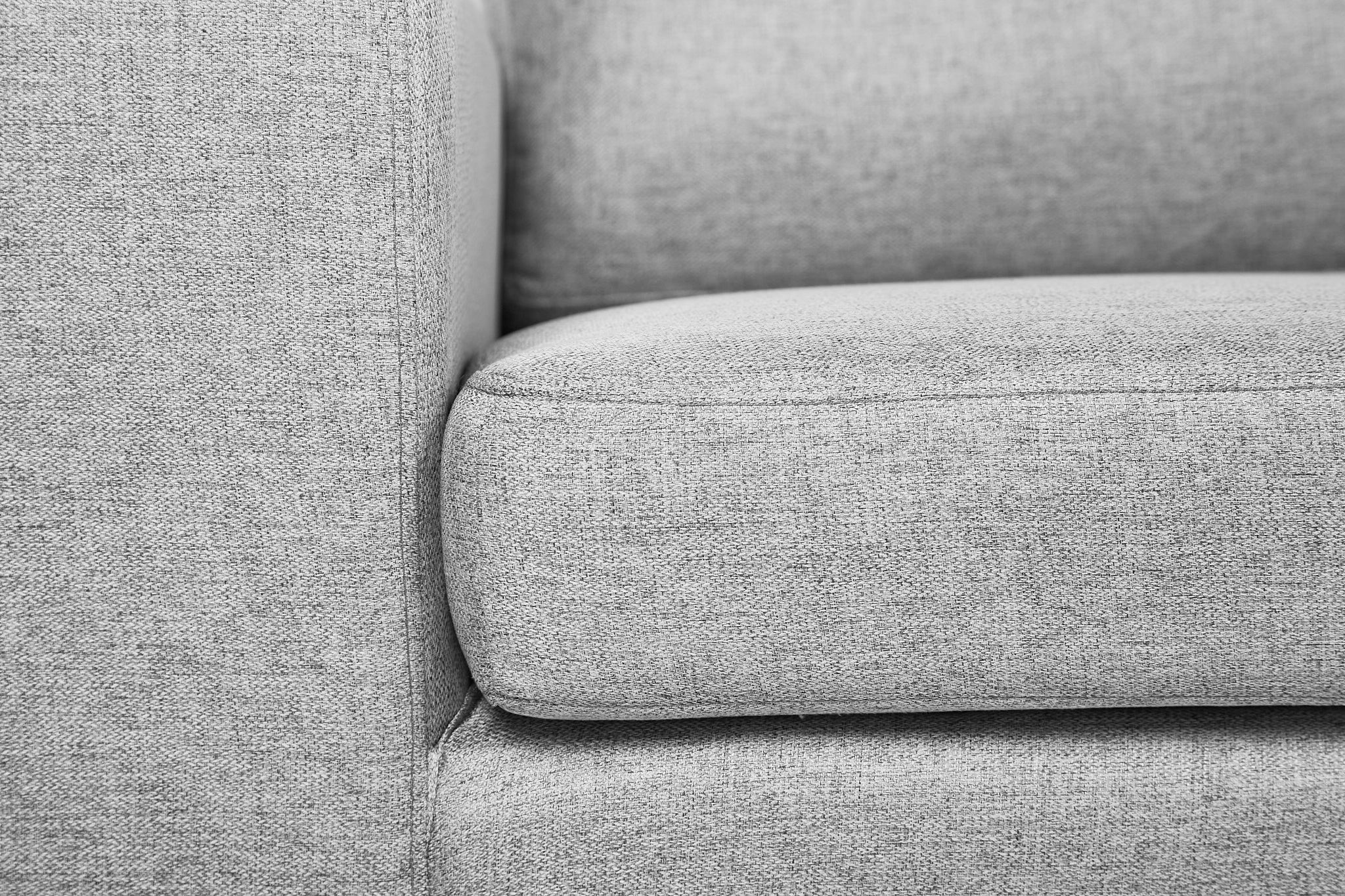 Sofá Escuadra Derecha con Tapizado Color Gris Claro. Estructura de Madera Sólida y Patas de Acero 