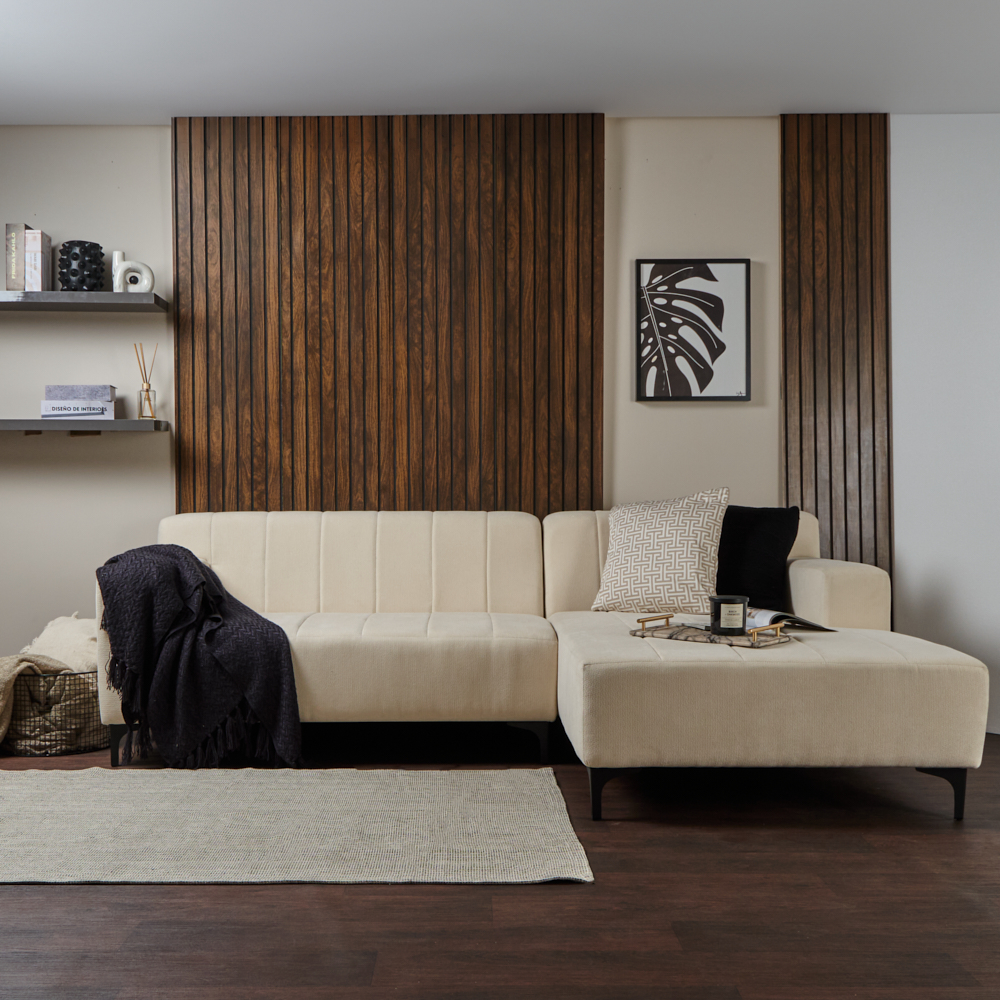 Sofá Esquinero Derecho Tapizado en Tela Beige Resistente a Uso Rudo. Estructura de Madera Sólida