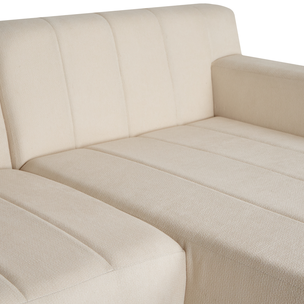 Sofá Esquinero Derecho Tapizado en Tela Beige Resistente a Uso Rudo. Estructura de Madera Sólida