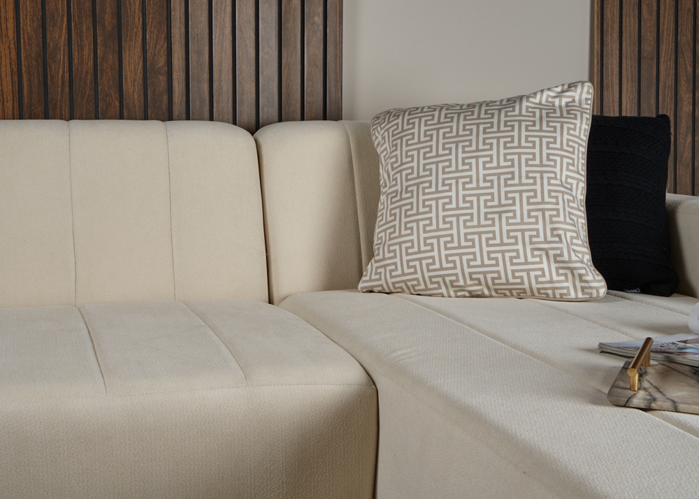 Sofá Esquinero Derecho Tapizado en Tela Beige Resistente a Uso Rudo. Estructura de Madera Sólida