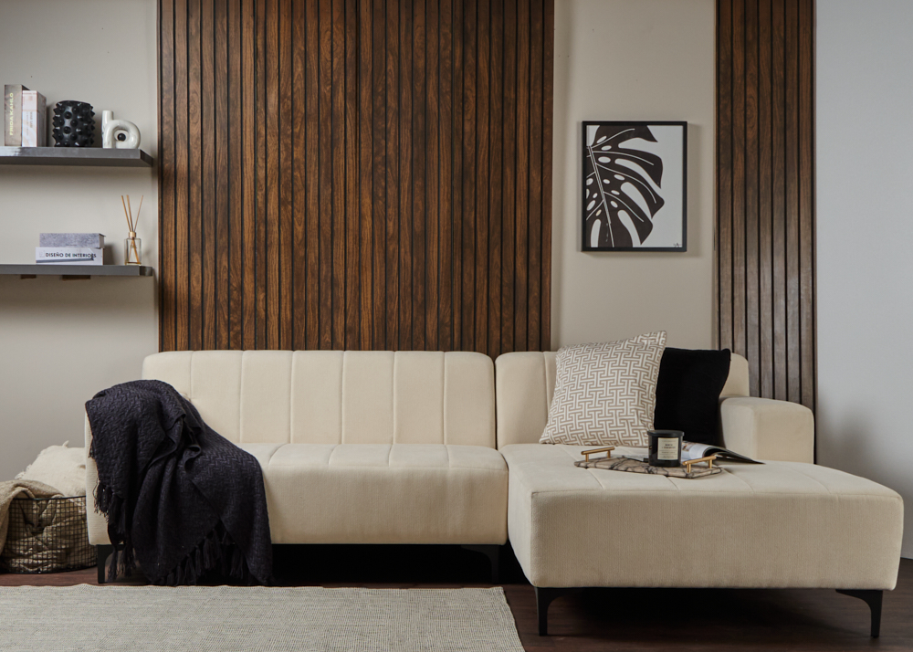 Sofá Esquinero Derecho Tapizado en Tela Beige Resistente a Uso Rudo. Estructura de Madera Sólida