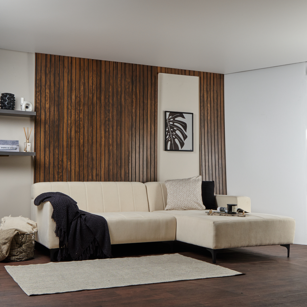Sofá Esquinero Derecho Tapizado en Tela Beige Resistente a Uso Rudo. Estructura de Madera Sólida