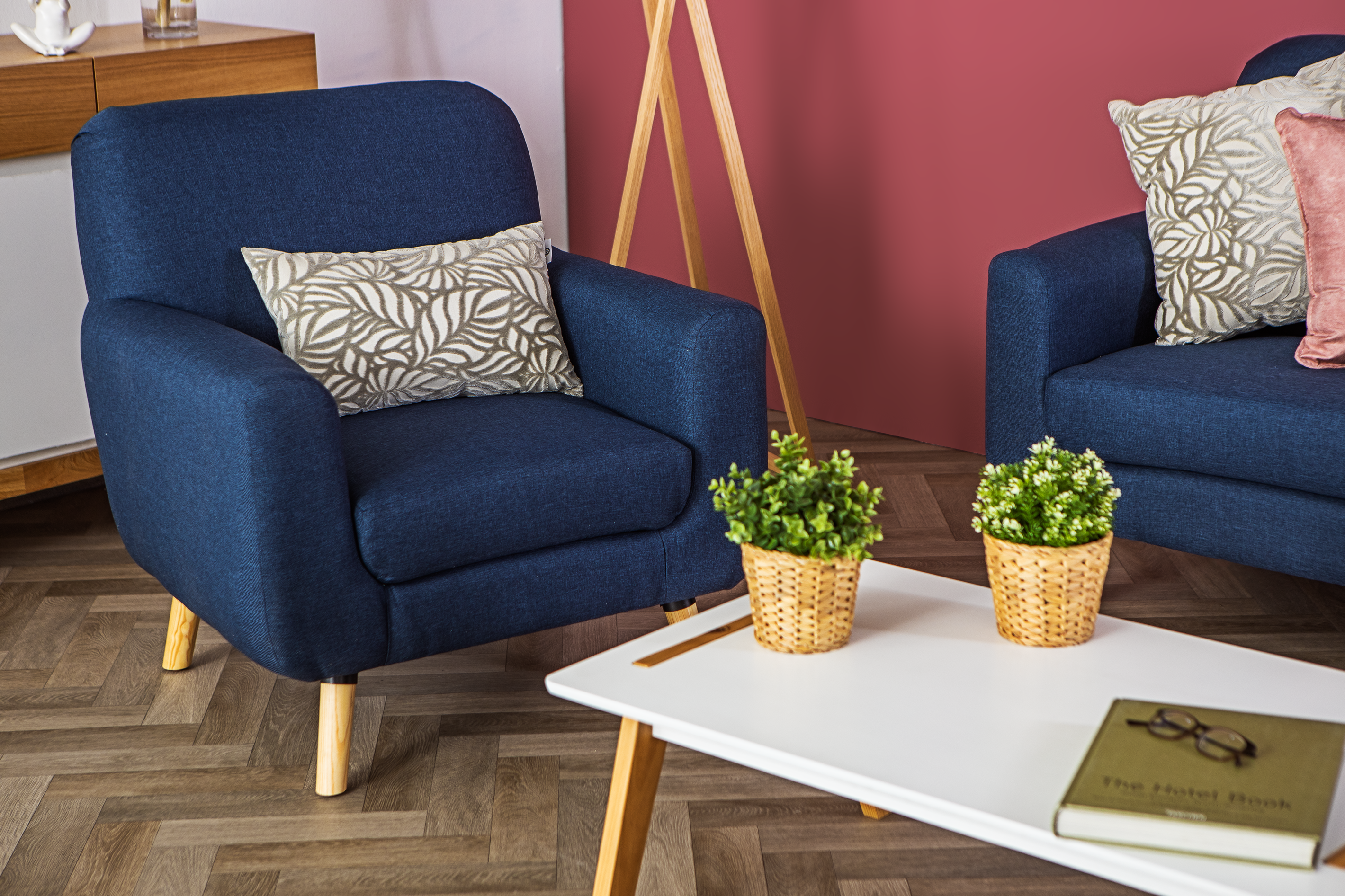 Sillón Individual con Tapizado Azul. Estructura de Madera Sólida
