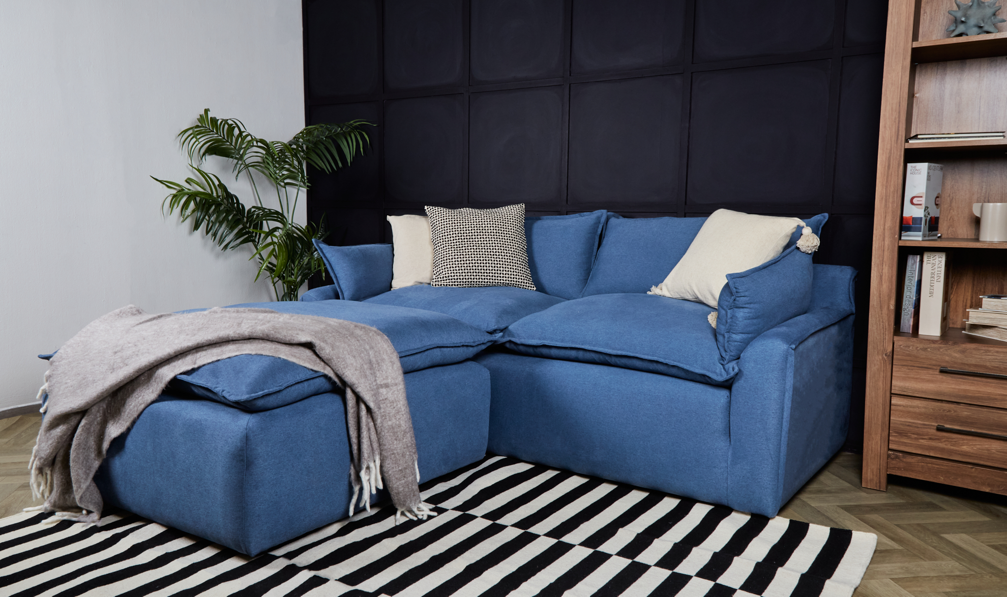 Taburete Azul para Sala. Acolchado en Hule Espuma y Fibra Down. Estructura de Madera Sólida