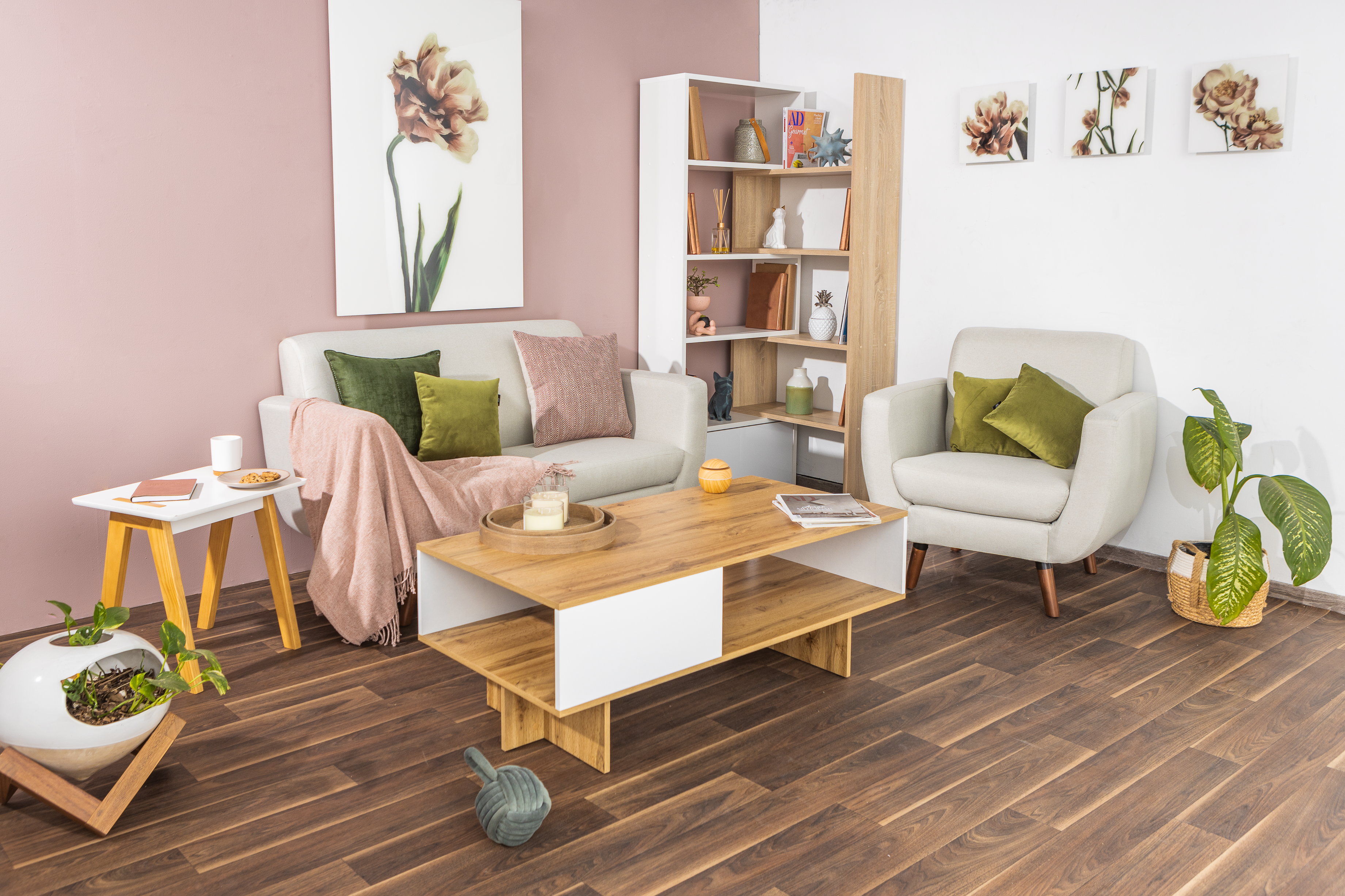 Sofá de 2 plazas con Tapizado Color Marfil. Estructura de Madera Sólida