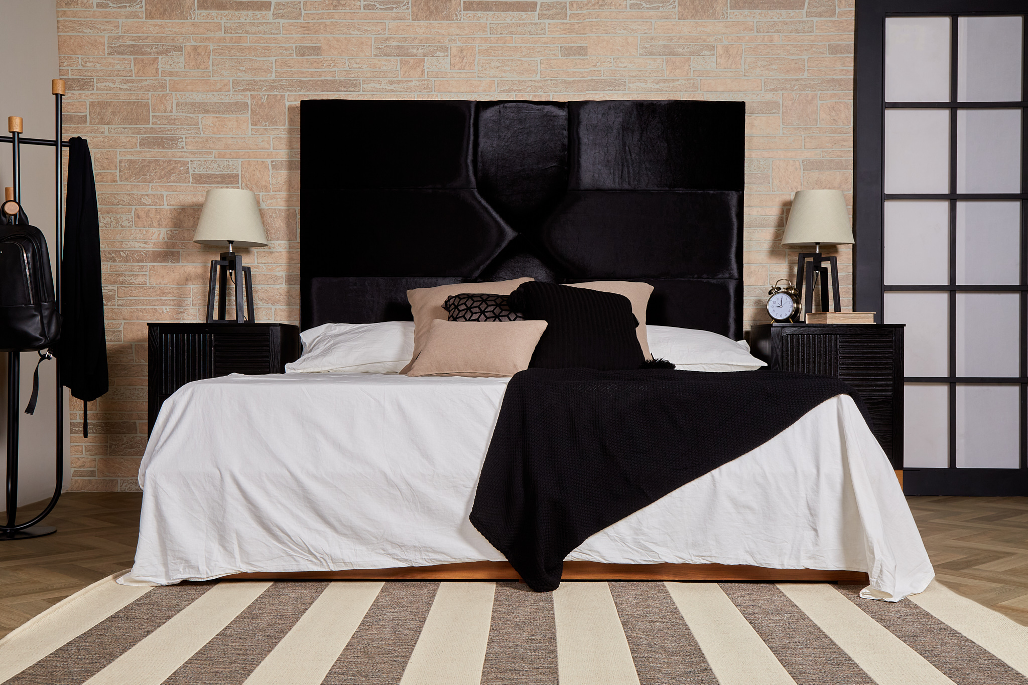 Buró Negro y Madera con 2 Cajones con Corredera de Extensión. Estructura de Madera MDF y Acabado con Brillo