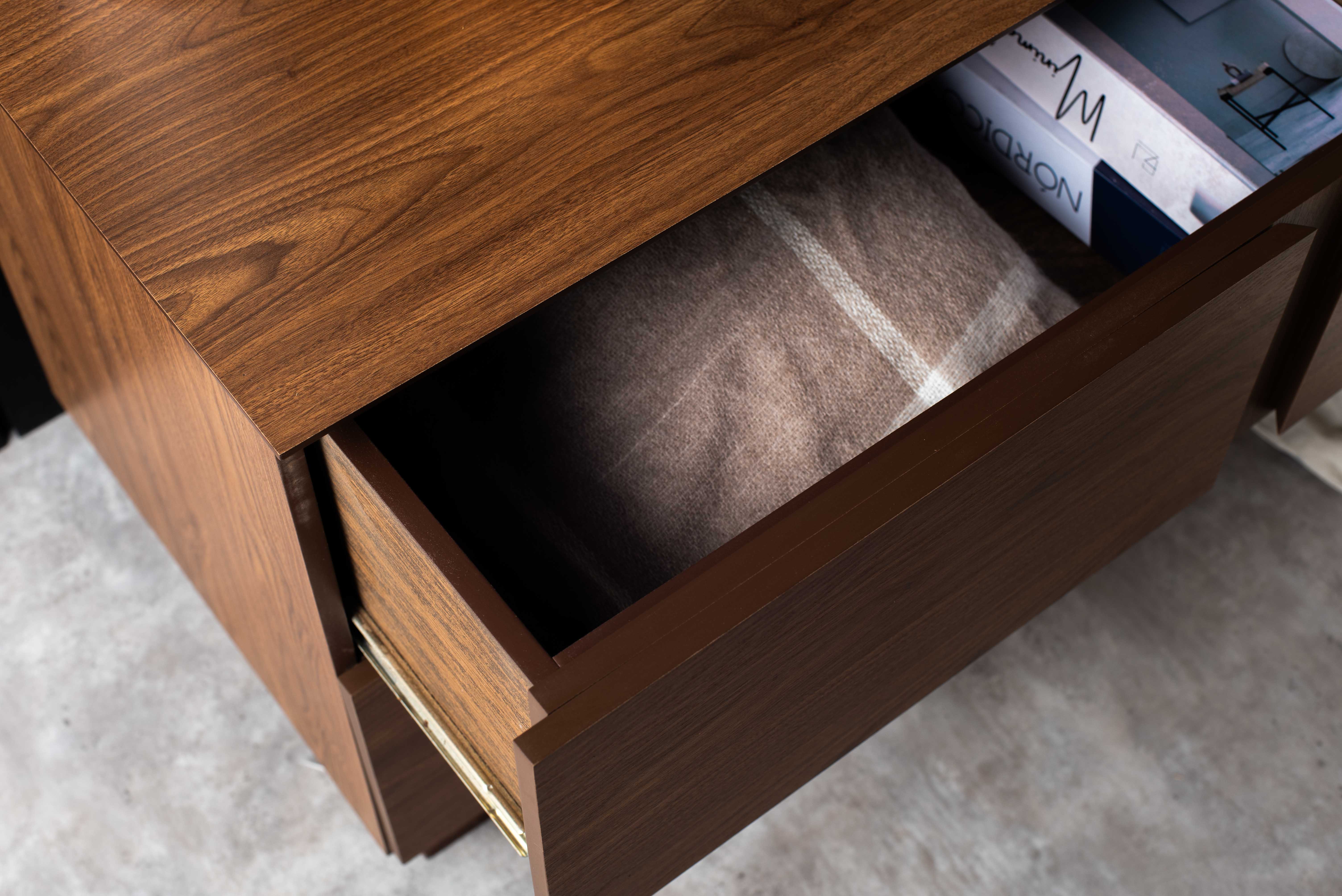 Buró Color Nogal con 2 Cajones con Corredera de Extensión y Estructura de Madera MDF