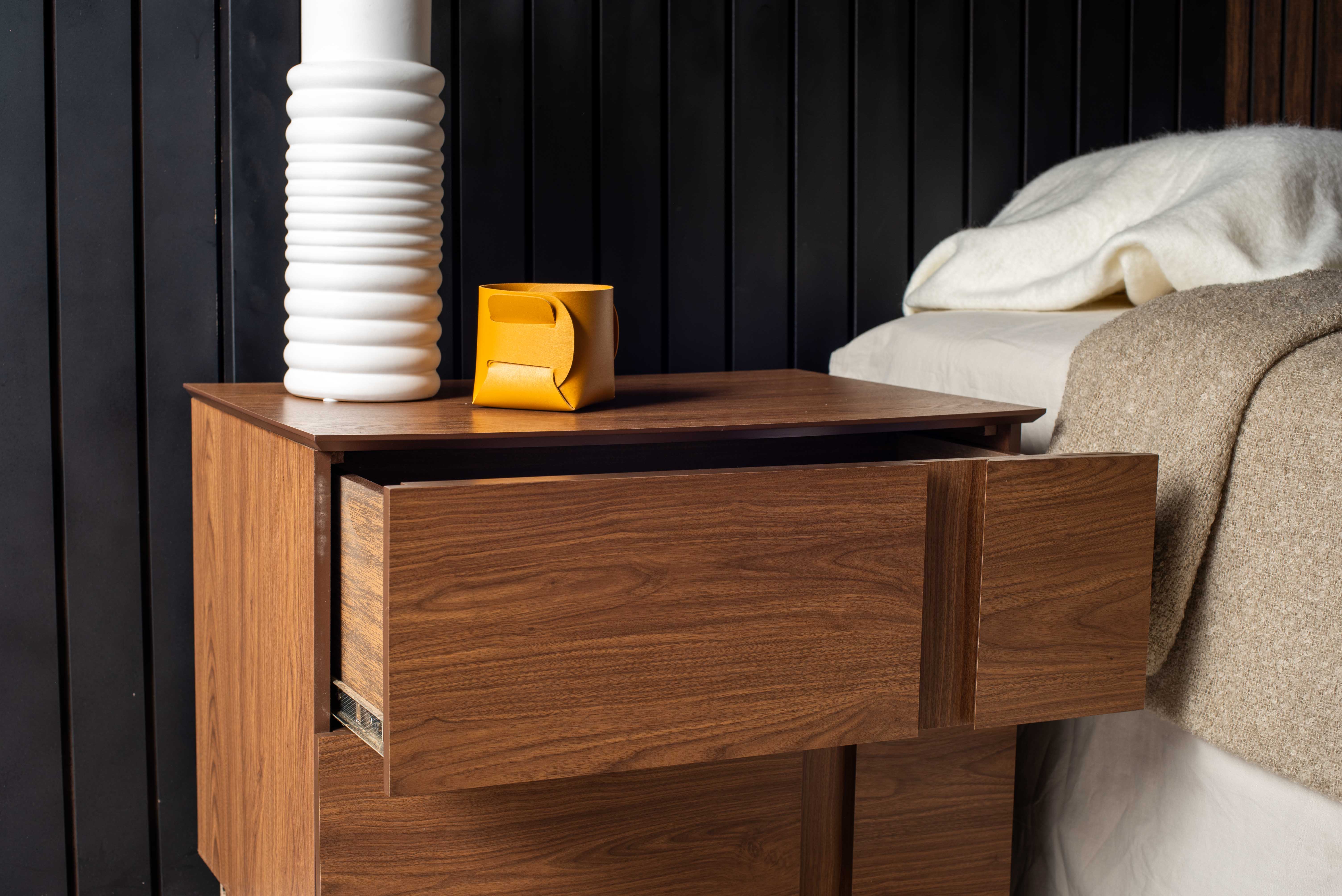 Buró Color Nogal con 2 Cajones con Corredera de Extensión y Estructura de Madera MDF