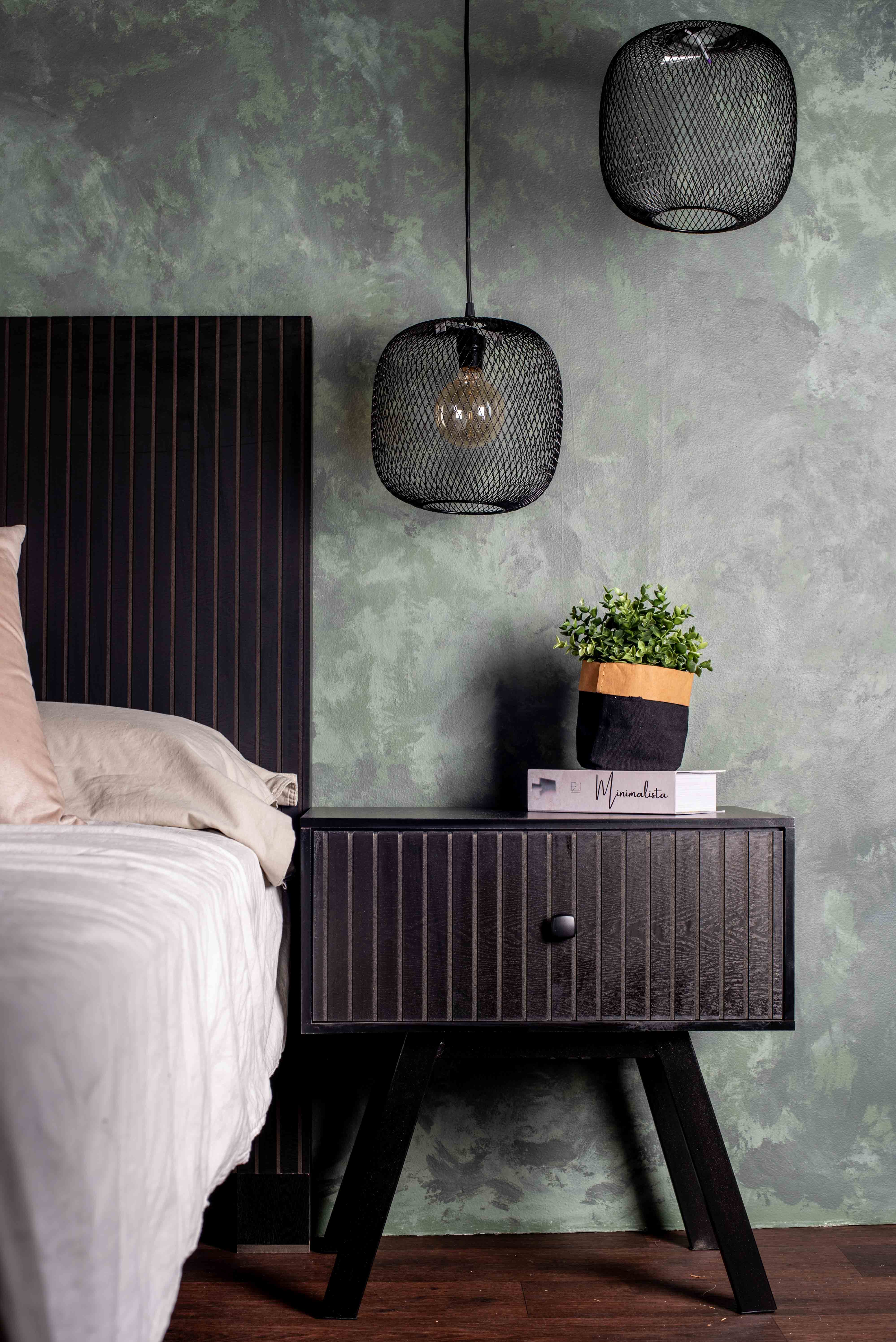 Buró Negro con 1 Cajón con Diseño en Líneas Verticales y Estructura de Madera MDF