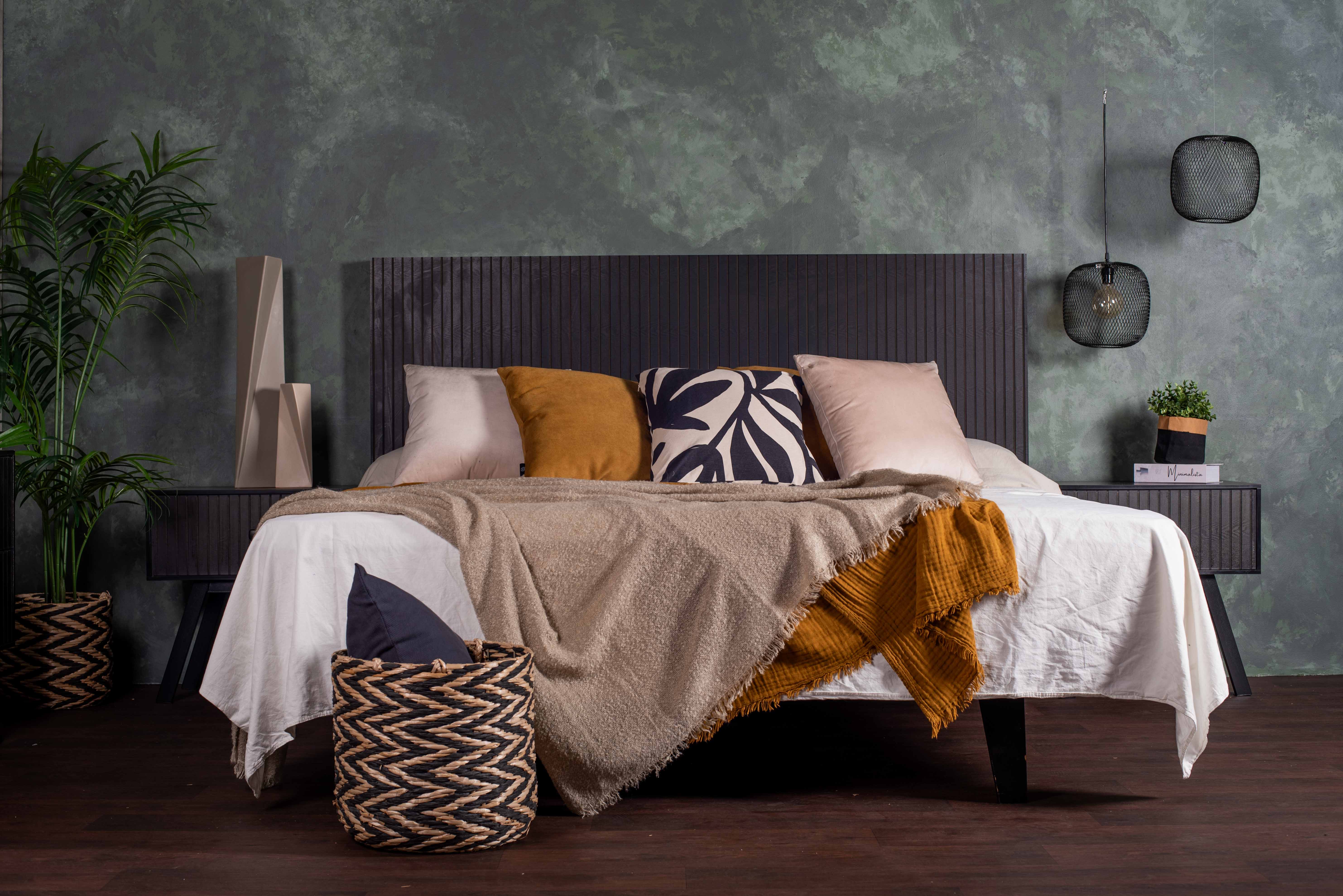 Buró Negro con 1 Cajón con Diseño en Líneas Verticales y Estructura de Madera MDF