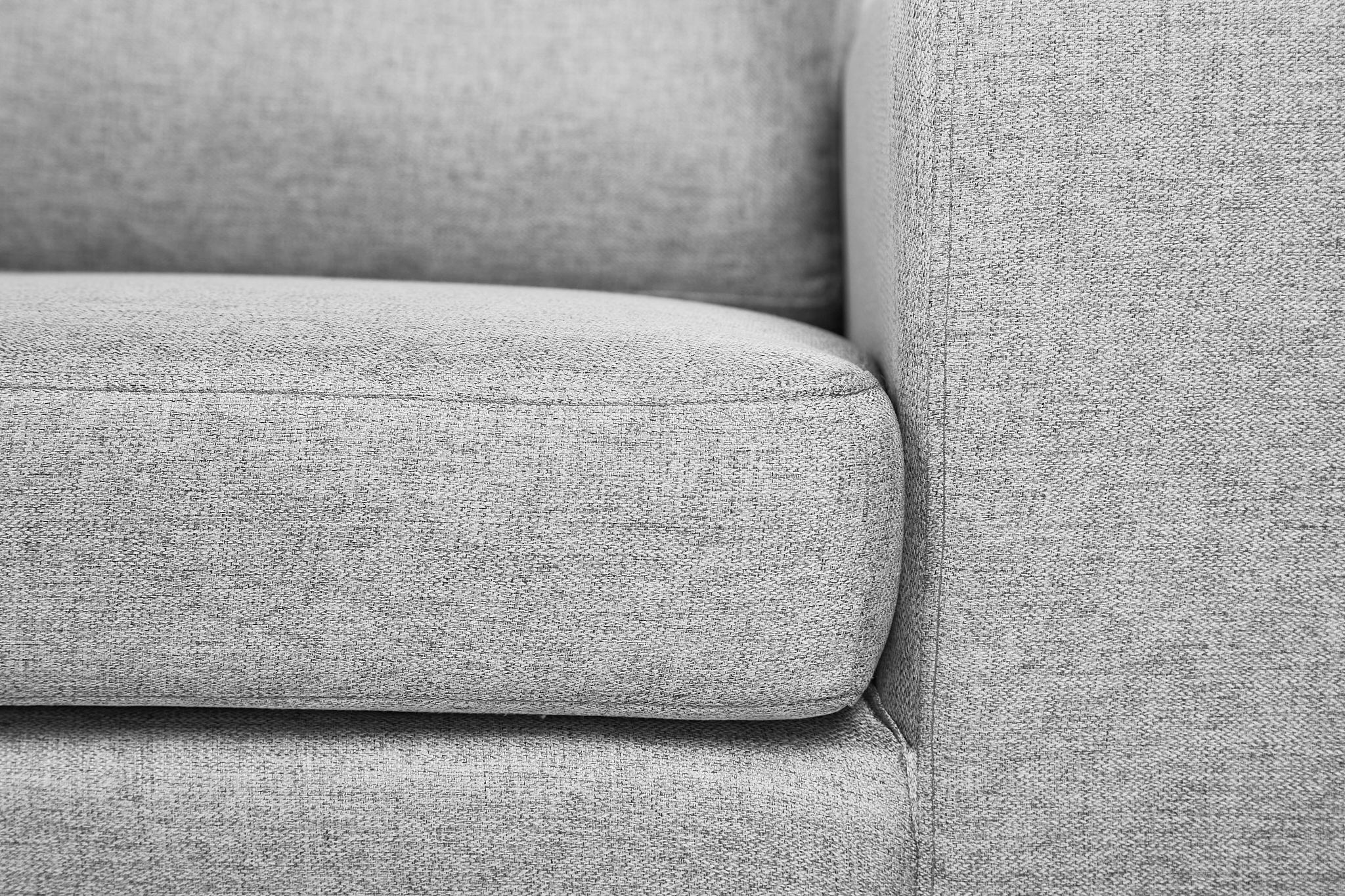 Sillón Individual con Tapizado Color Gris Claro. Estructura de Madera Sólida y Patas de Acero 