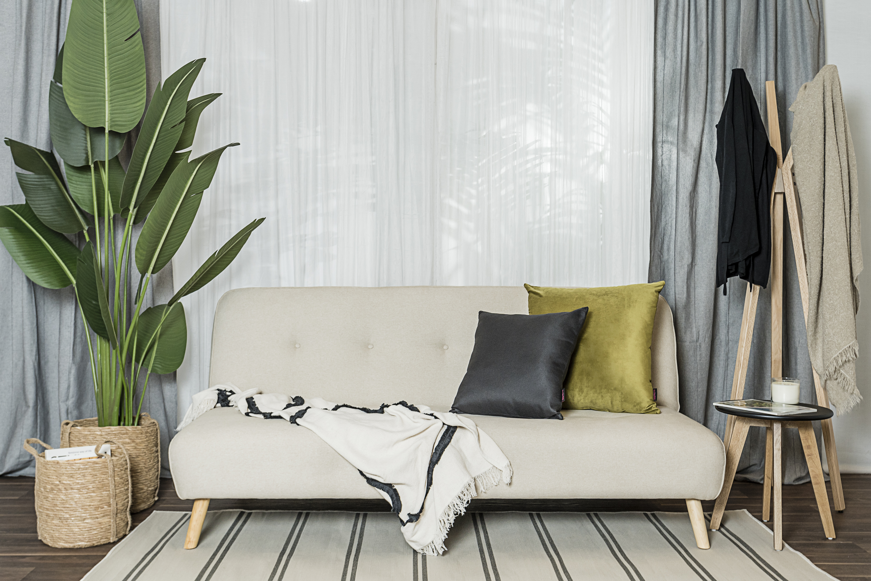 Sofá Cama Tapizado en Lino Color Crema. Estructura de Madera Sólida