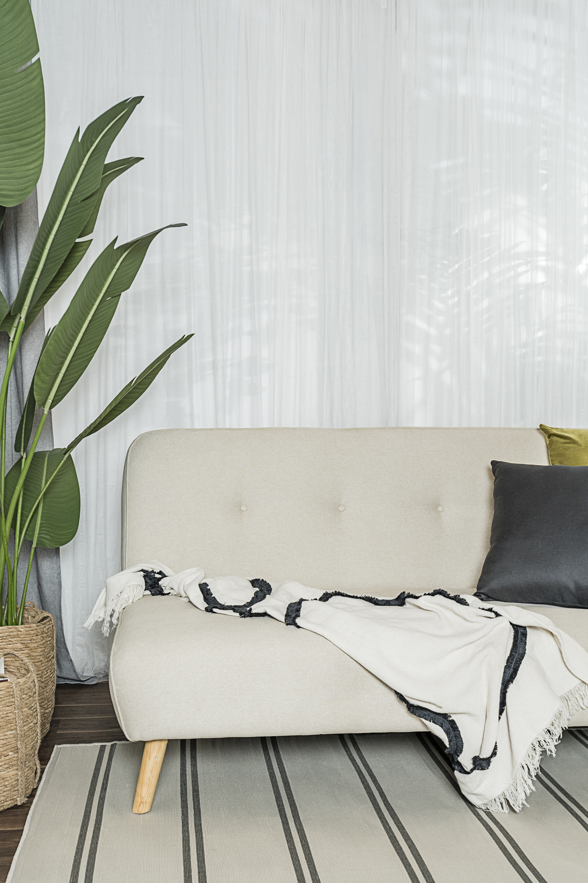 Sofá Cama Tapizado en Lino Color Crema. Estructura de Madera Sólida
