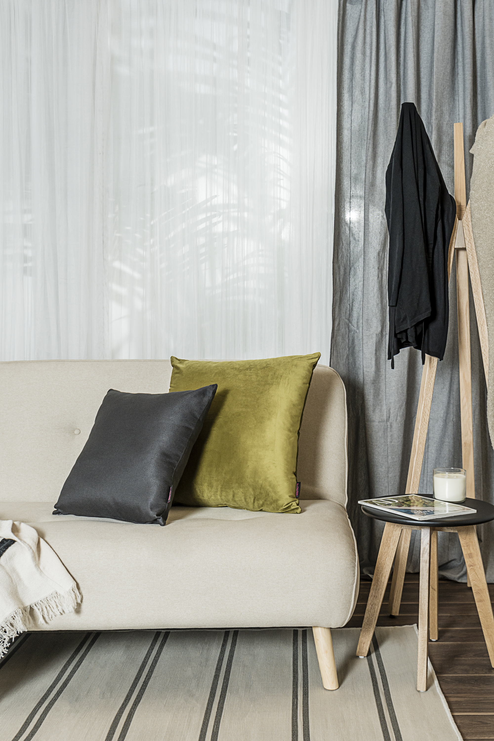 Sofá Cama Tapizado en Lino Color Crema. Estructura de Madera Sólida