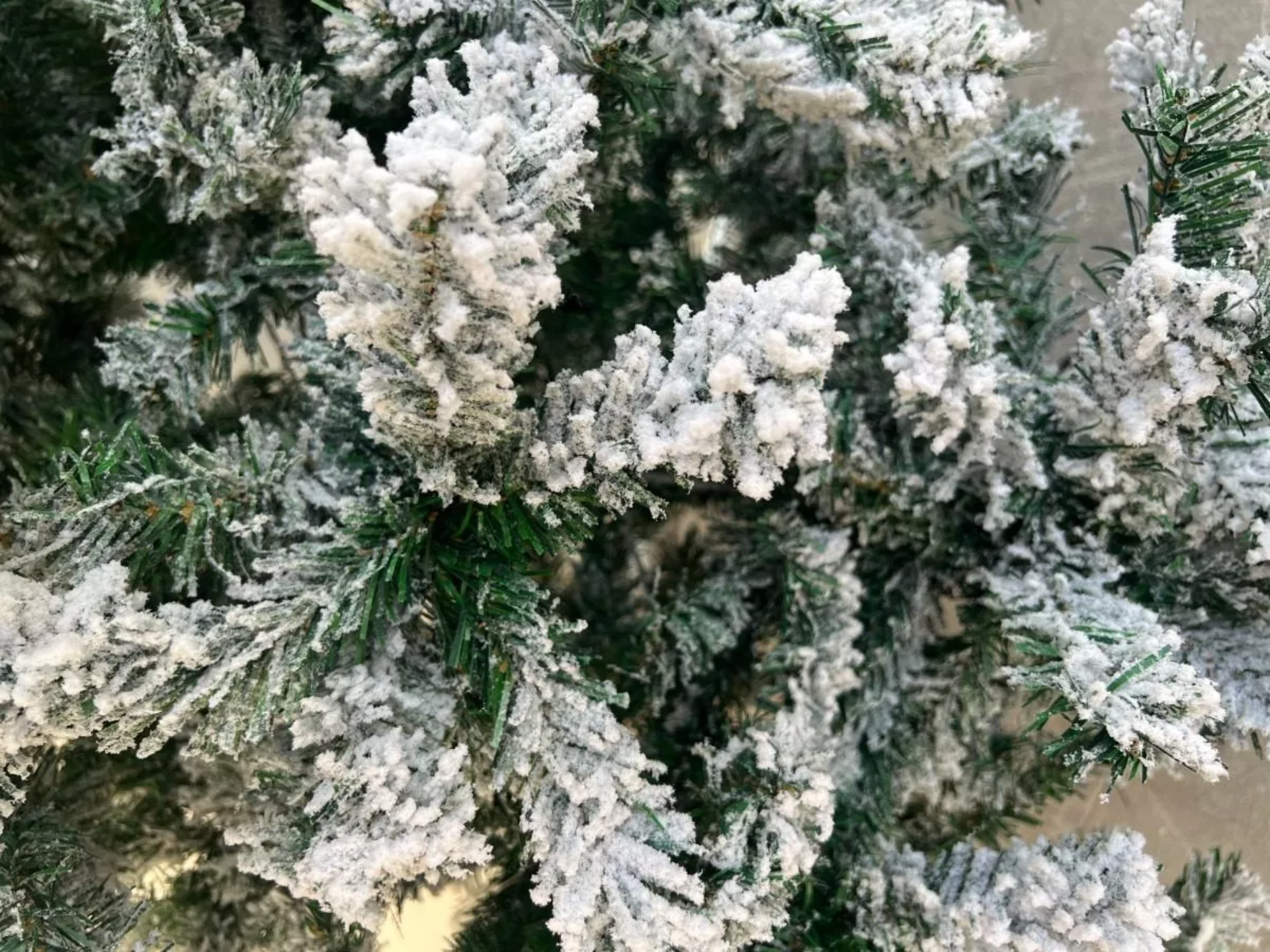 Árbol De Navidad Pino Estilo Nevado Navideño 1.90 M Color Blanco