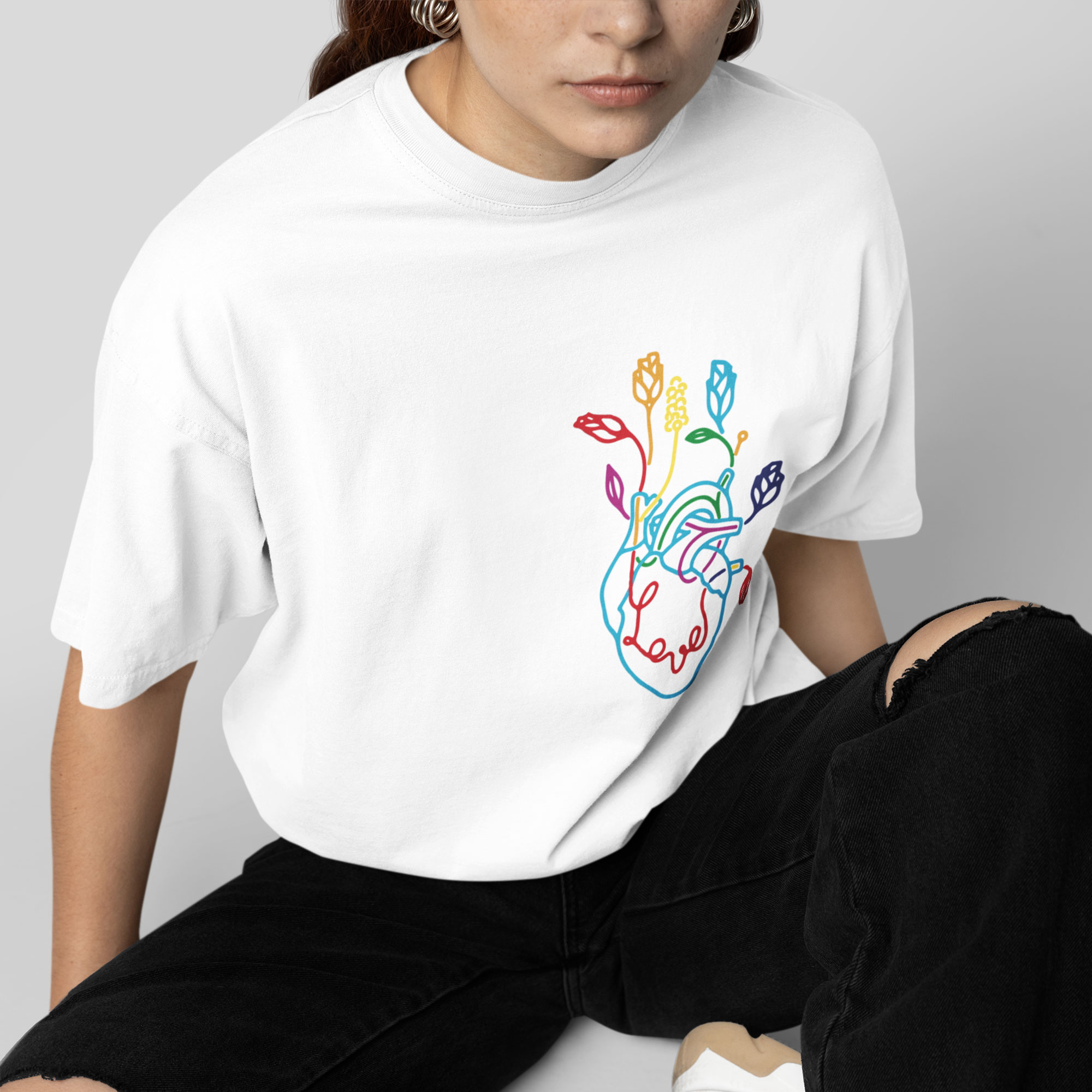 Playera Oversize de Manga Corta Unisex con Diseño de Corazon Flores Blanca Cómoda y de Alta Calidad