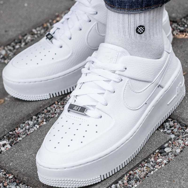 Tenis Nike Air Force 1 Sage Low Mujer AR5339100