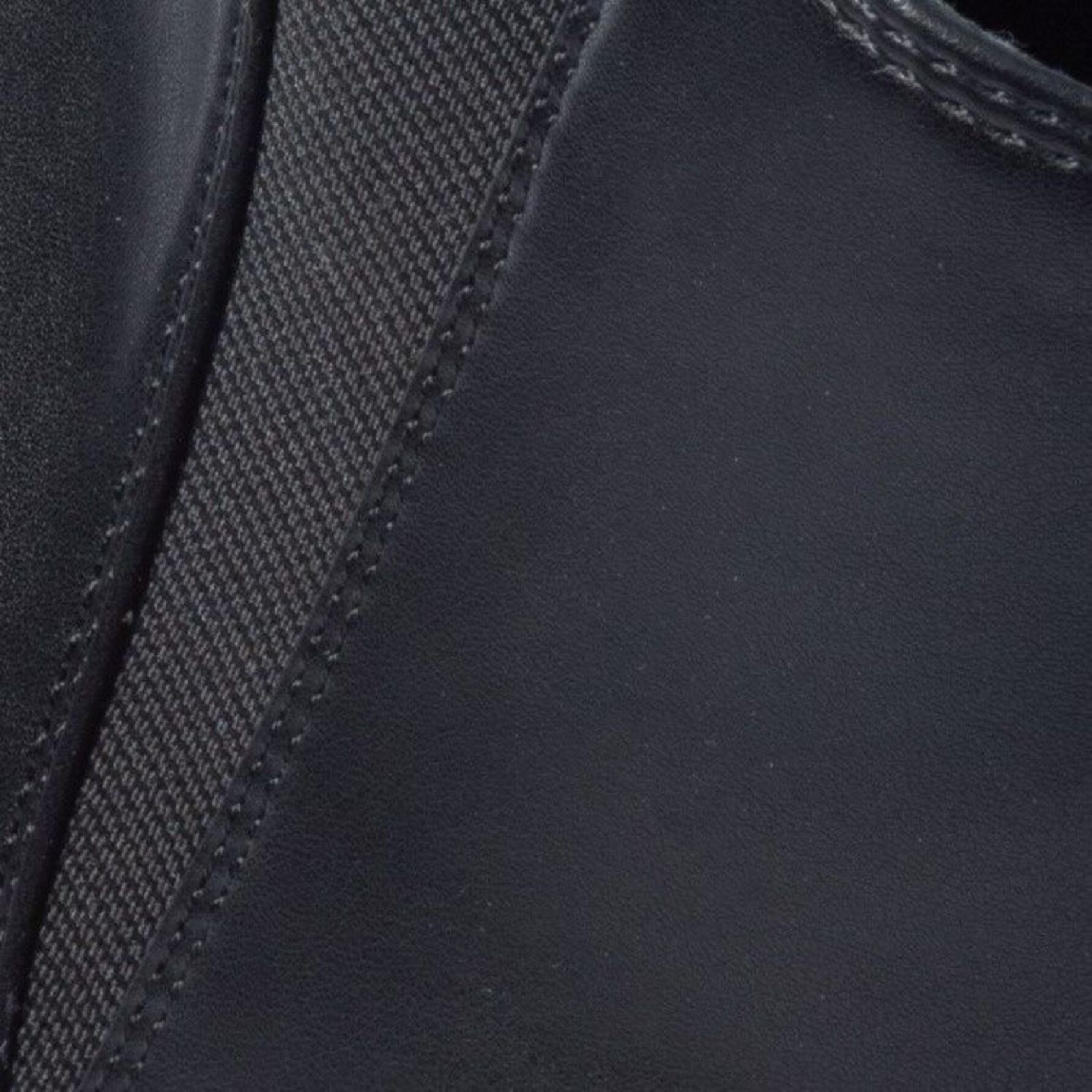 Bota para mujer, tipo botín, con tacón de cuña y cierre, marca Vi Line, color negro 1141425