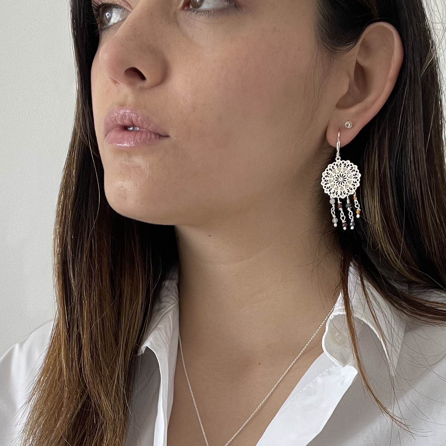 Aretes largos Gerbera de plata con piedras naturales