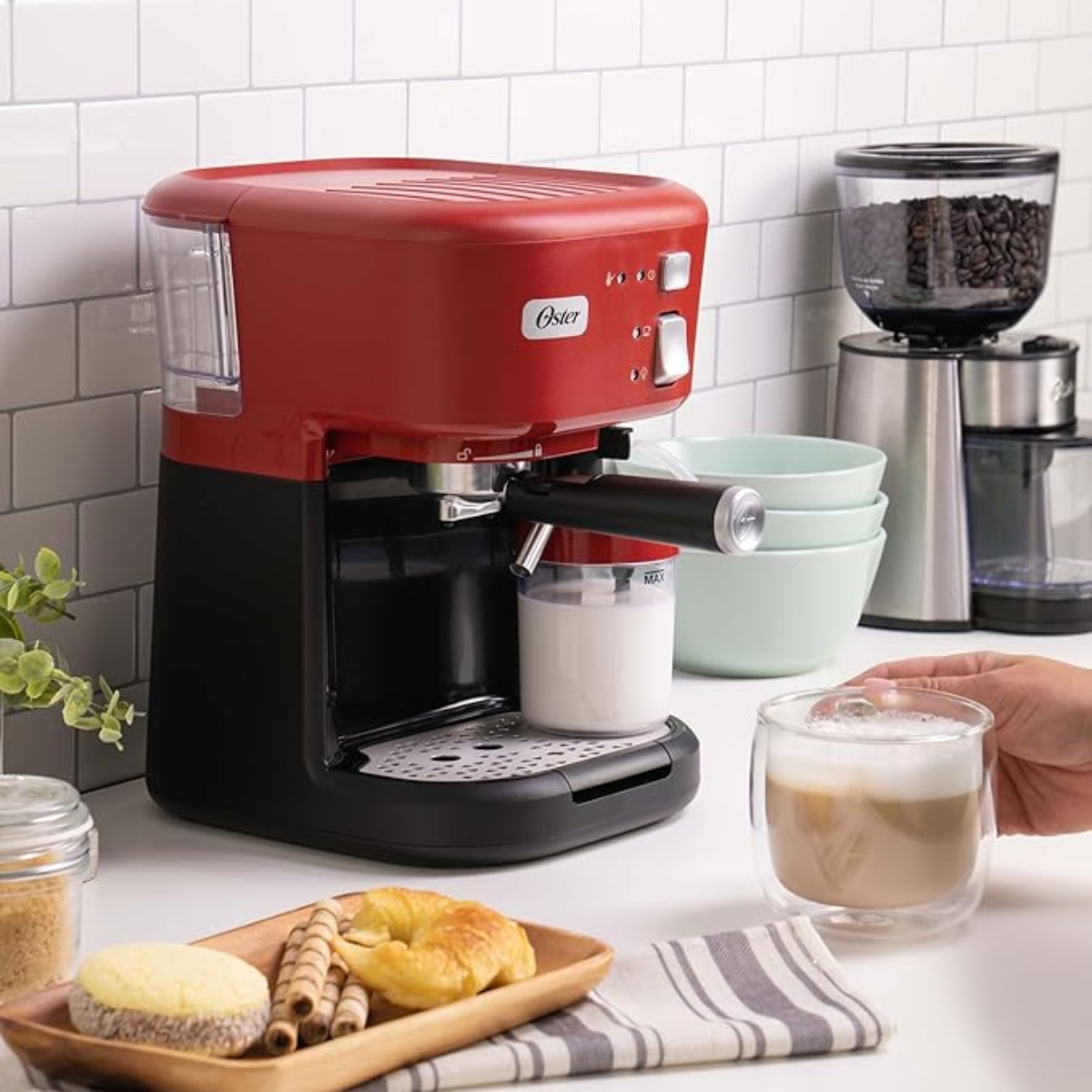 Cafetera Oster 2126011/ BVSTEM5501R Espresso / Capuccino 15 Bares Roja END/ALBY5*