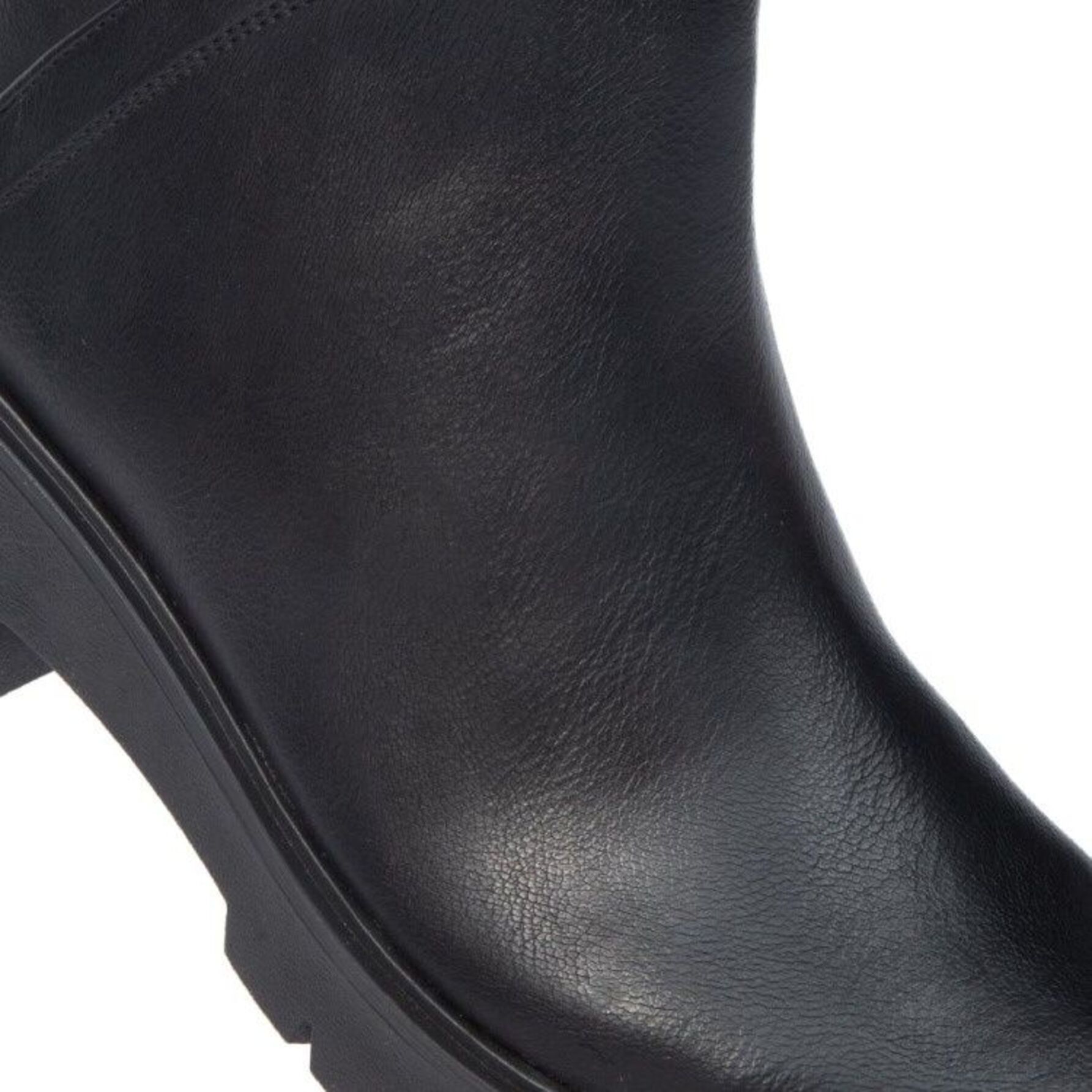 Botín para mujer, con acabado napa y suela track, color negro, marca Tierra Bendita 1179269