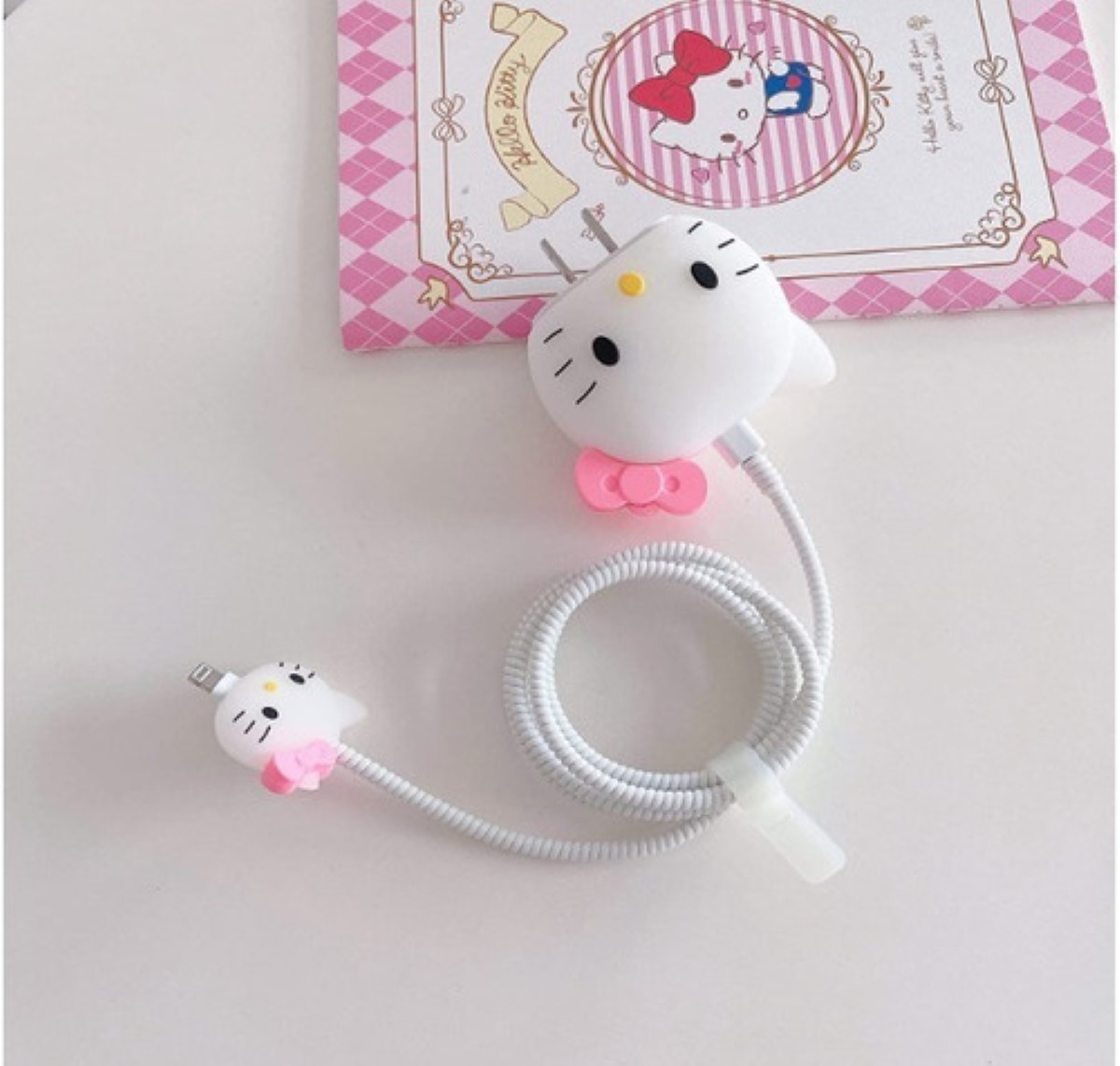 Protector Completo Para Cargador De iPhone Tipo C Dibujo 3d Hello Kitty blanco