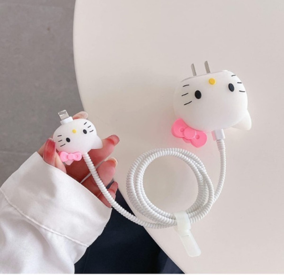 Protector Completo Para Cargador De iPhone Tipo C Dibujo 3d Hello Kitty blanco