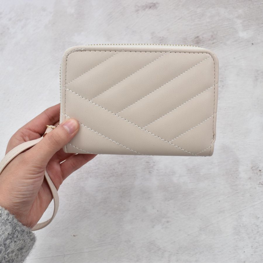 Cartera Capitonado Beige Con Correa Para Muñeca 