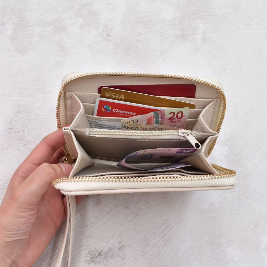 Cartera Capitonado Beige Con Correa Para Muñeca 