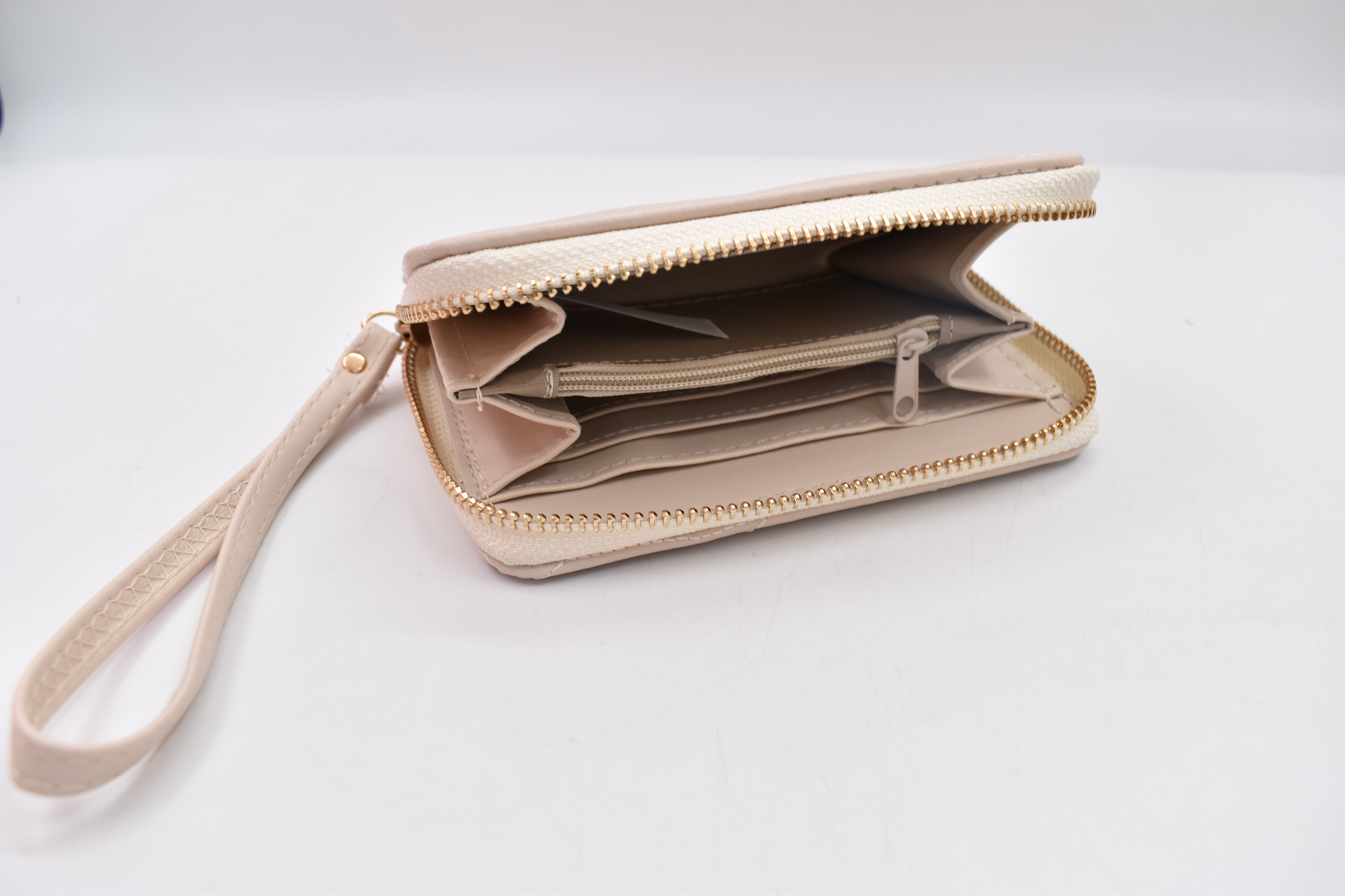 Cartera Capitonado Beige Con Correa Para Muñeca 