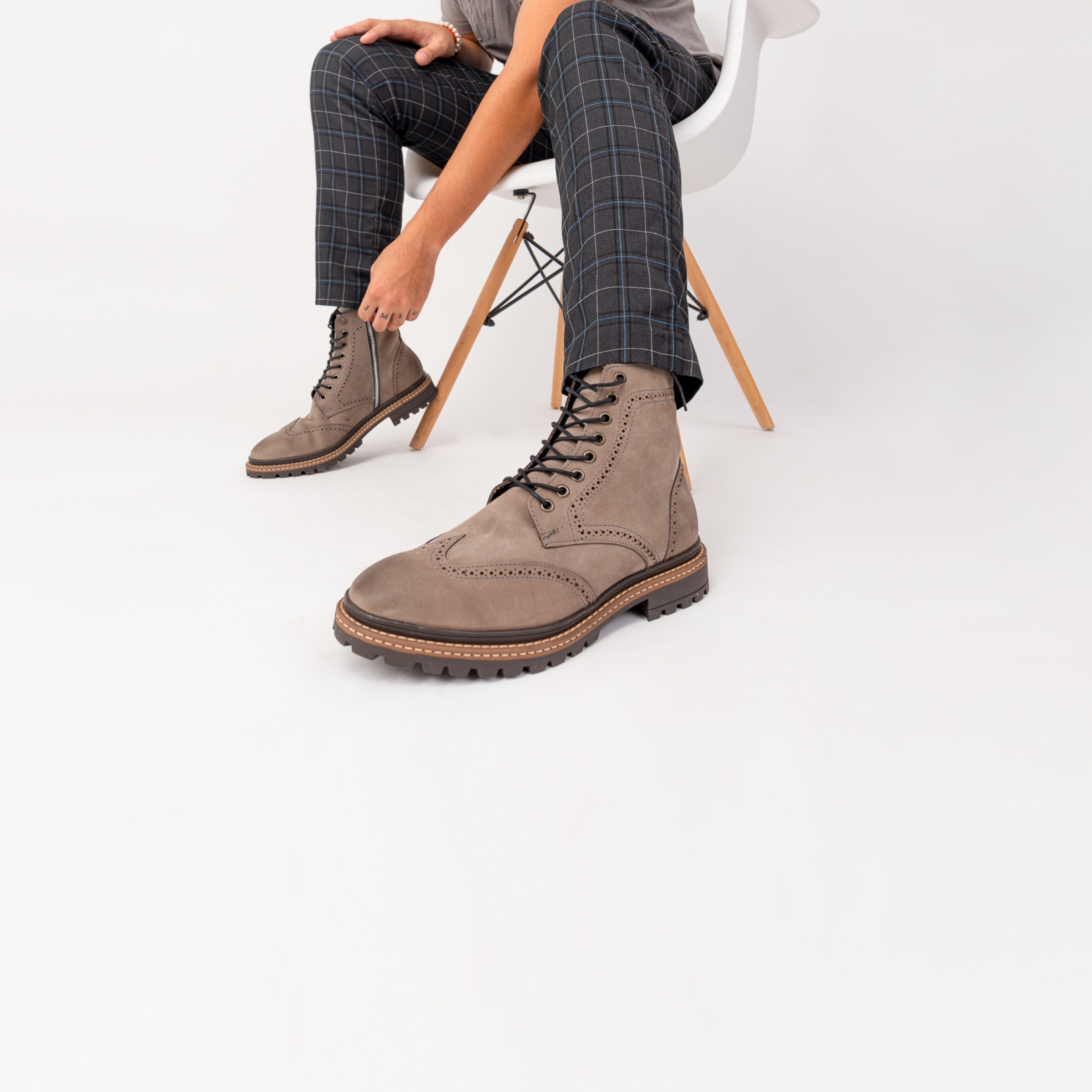 Bota Bostoniana En Piel Vacuno Gamuza Gris Con Cierre Para Hombre