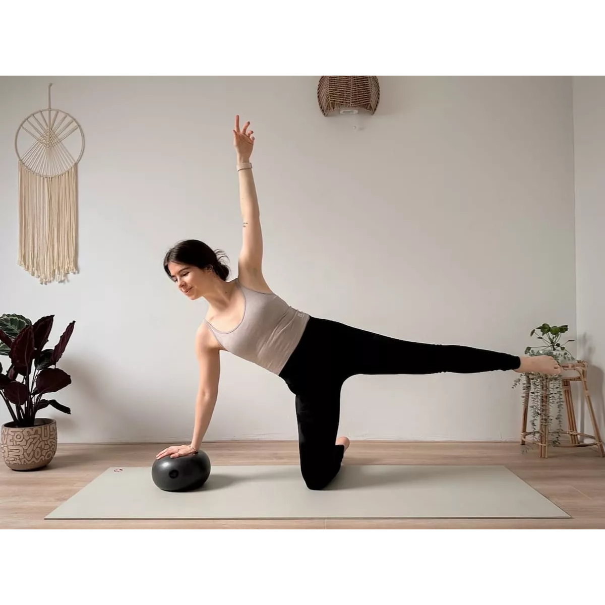 Mini Pelota Sportisimo Para Pilates Yoga De 25 Cm Ejercicio Color Negro