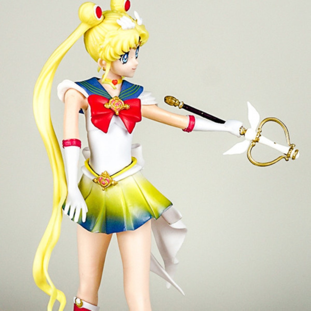 Figura Sailor Moon Serena Tsukino Anime De Coleccion blanco amarillo