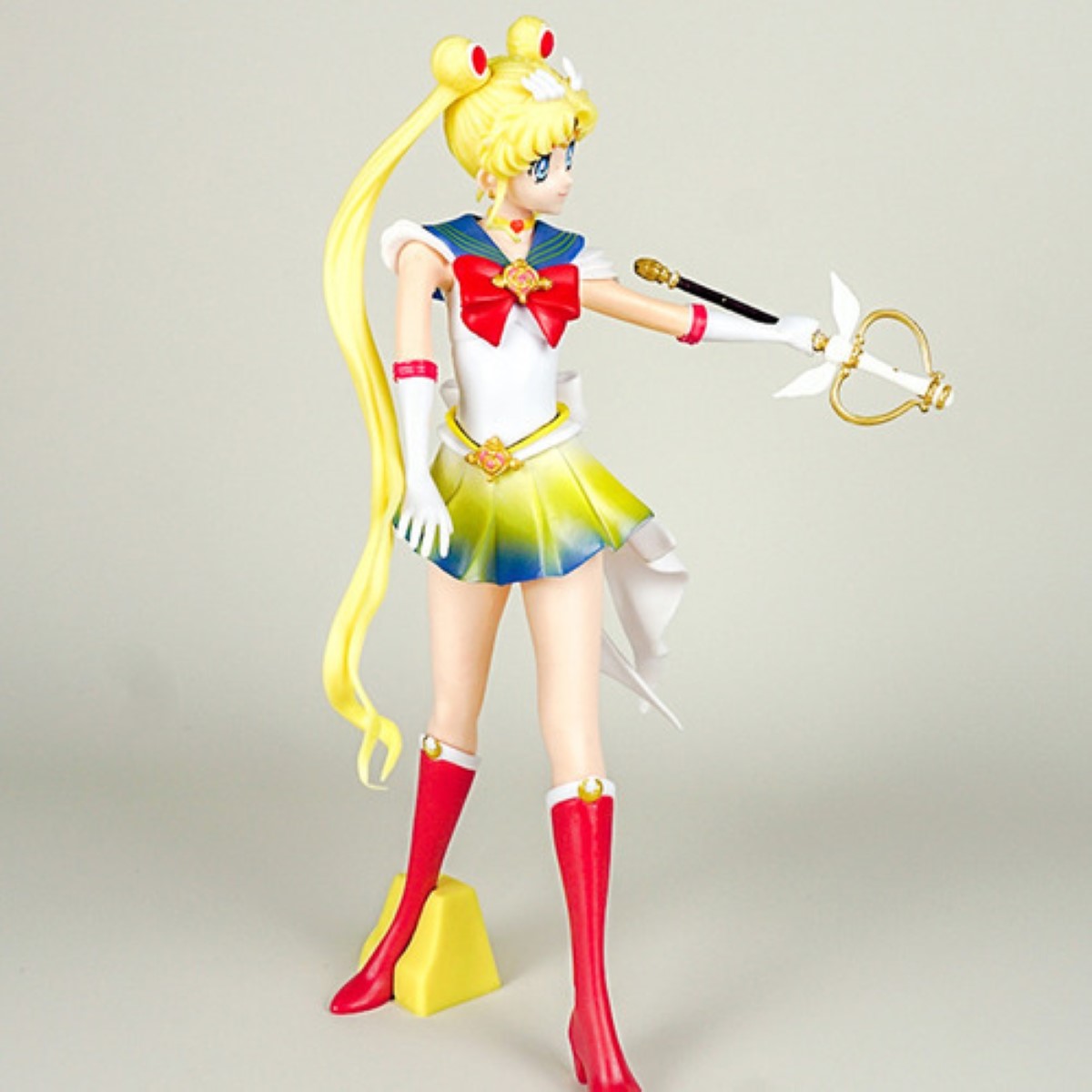 Figura Sailor Moon Serena Tsukino Anime De Coleccion blanco amarillo
