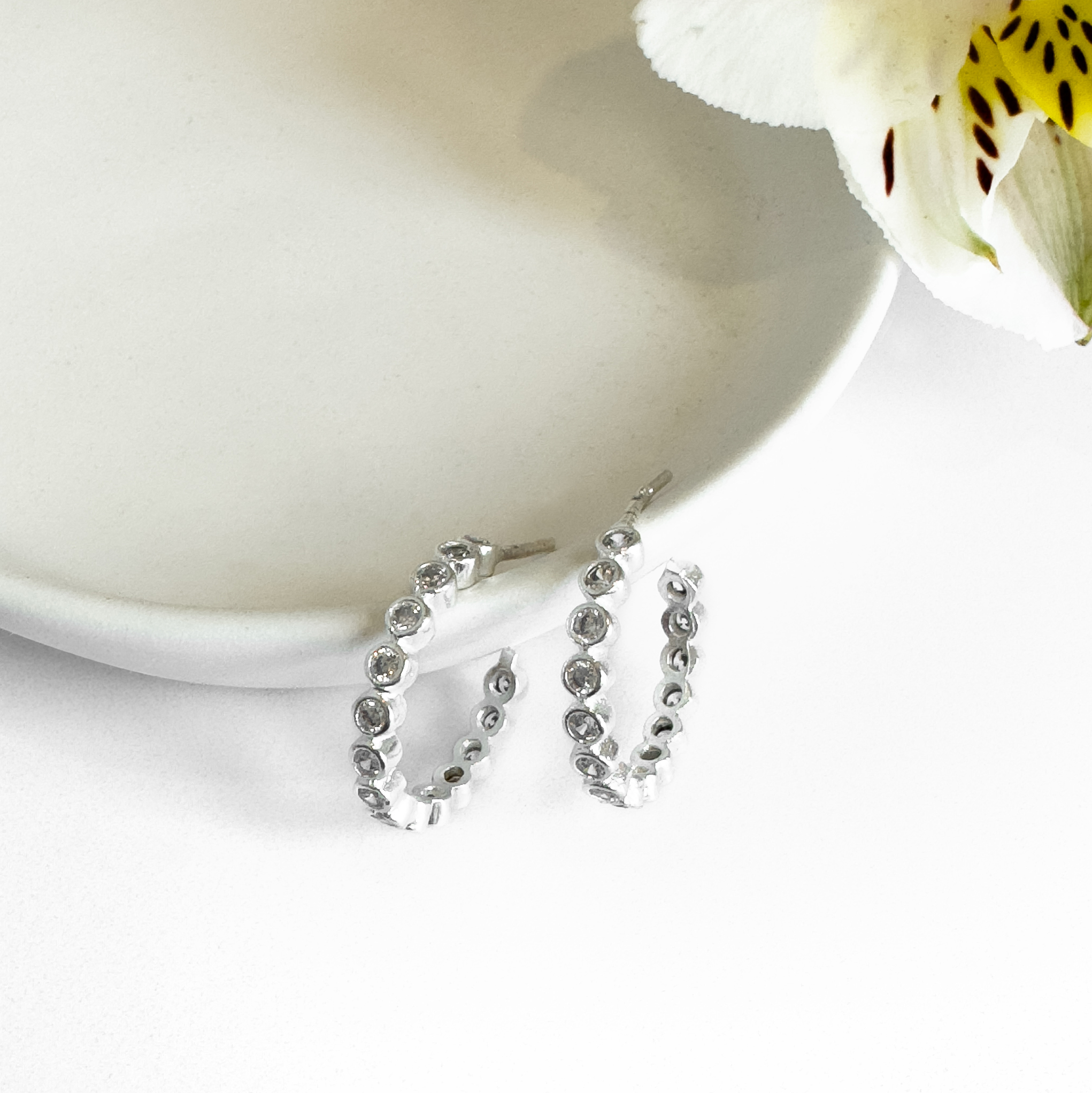 Arracadas Destellos de plata y zirconias, joyería para mujer por Anante Joyería