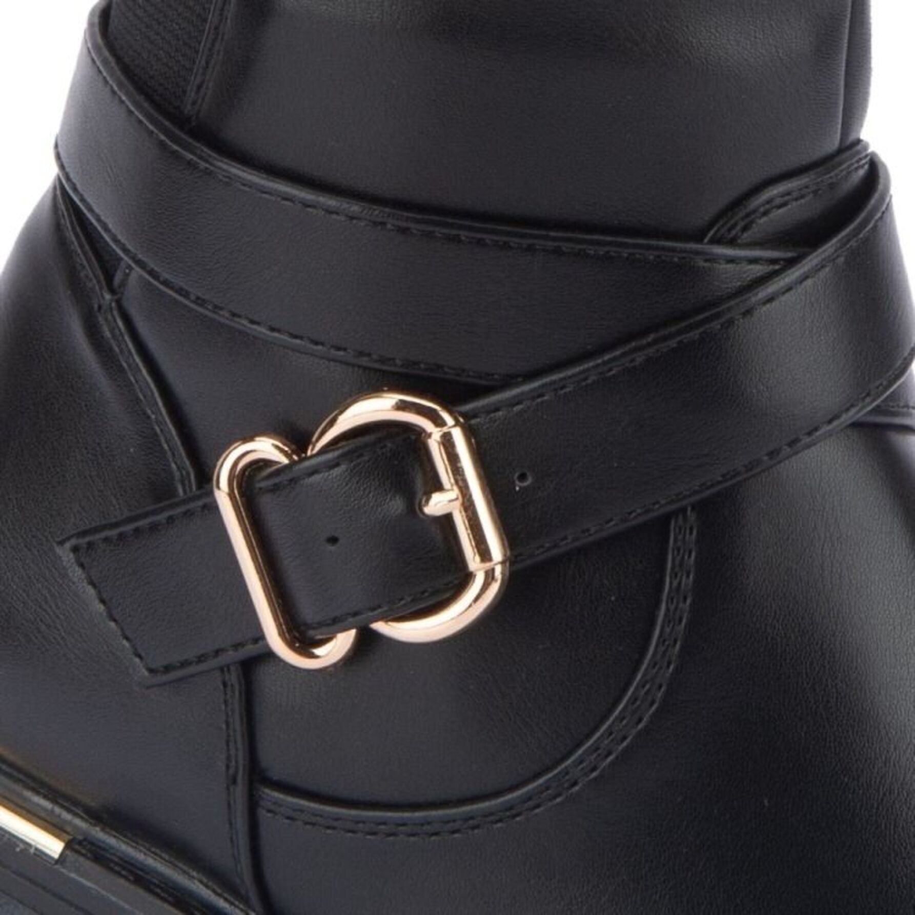 Botas para mujer, alta, con hebillas metálicas y tacón bajo, acabado napa, color negro, marca Tierra Bendita, mod. 1141228