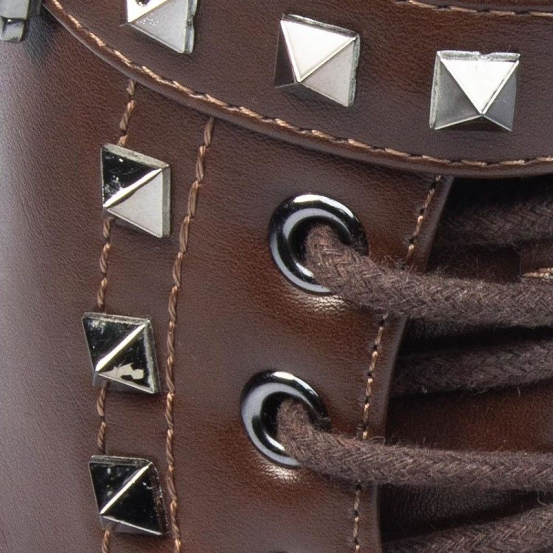 Botas para mujer, estilo militar , con acabado napa y estoperoles, suela antiderrapante, color café, marca Goodyear, mod. 1141449