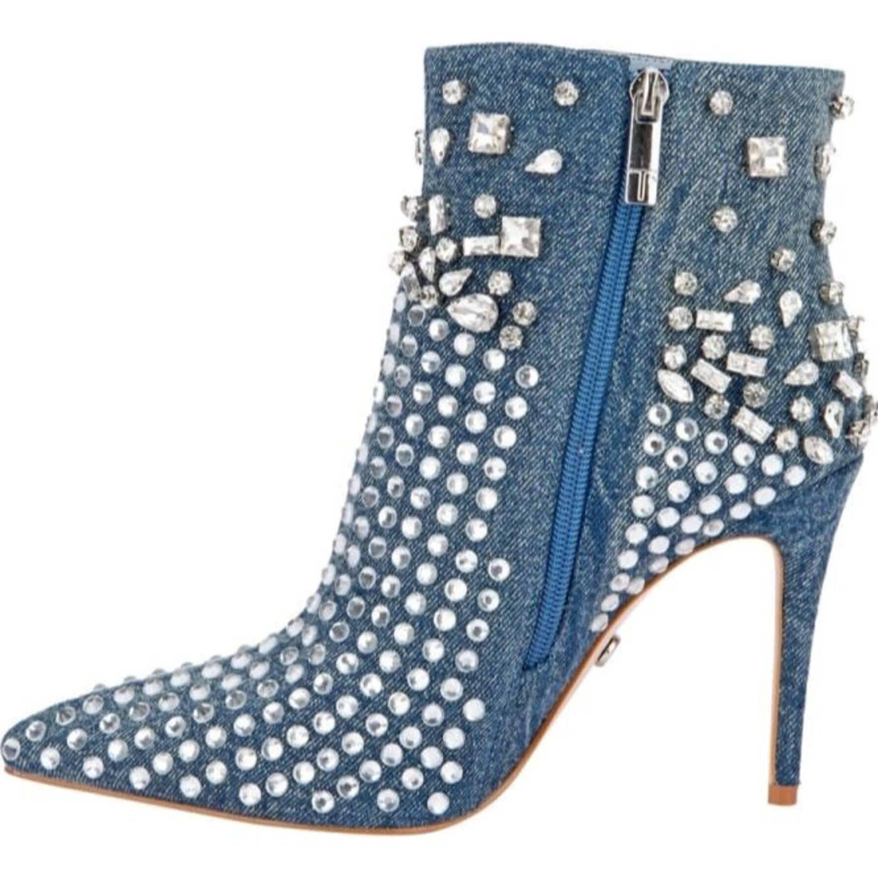 Botas para mujer, tipo botín con tacón de aguja, de mezclilla y con pedrería, puntal, color azul mezclilla, marca Thalia Sodi, mod. 1141857