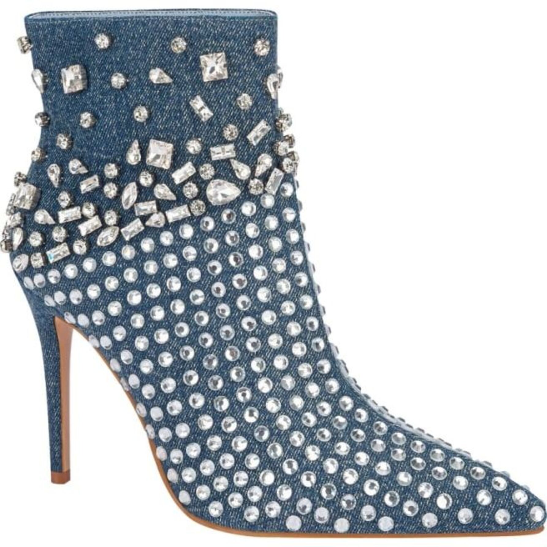 Botas para mujer, tipo botín con tacón de aguja, de mezclilla y con pedrería, puntal, color azul mezclilla, marca Thalia Sodi, mod. 1141857