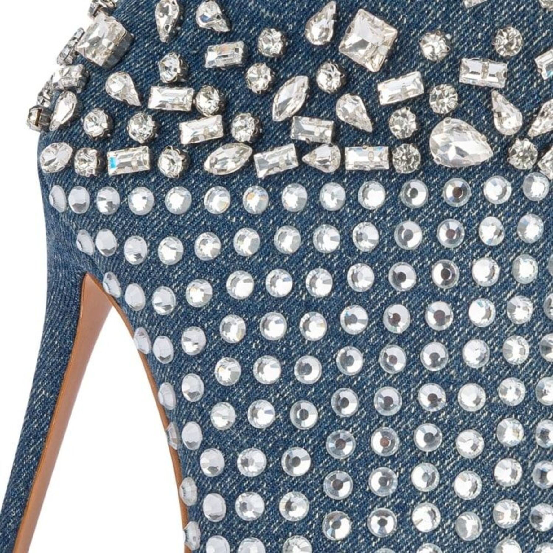 Botas para mujer, tipo botín con tacón de aguja, de mezclilla y con pedrería, puntal, color azul mezclilla, marca Thalia Sodi, mod. 1141857