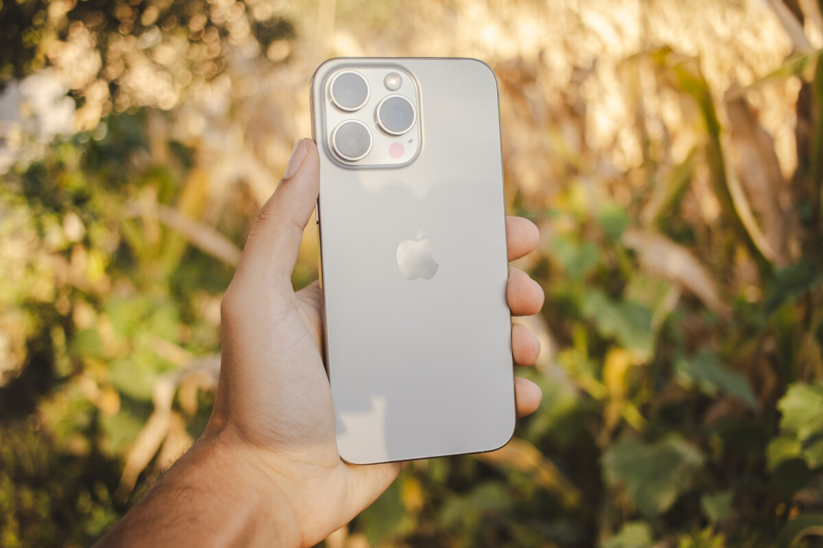 Smartphone Apple iPhone 15 Pro Max 1 TB Titanio Natural Grado A Reacondicionado