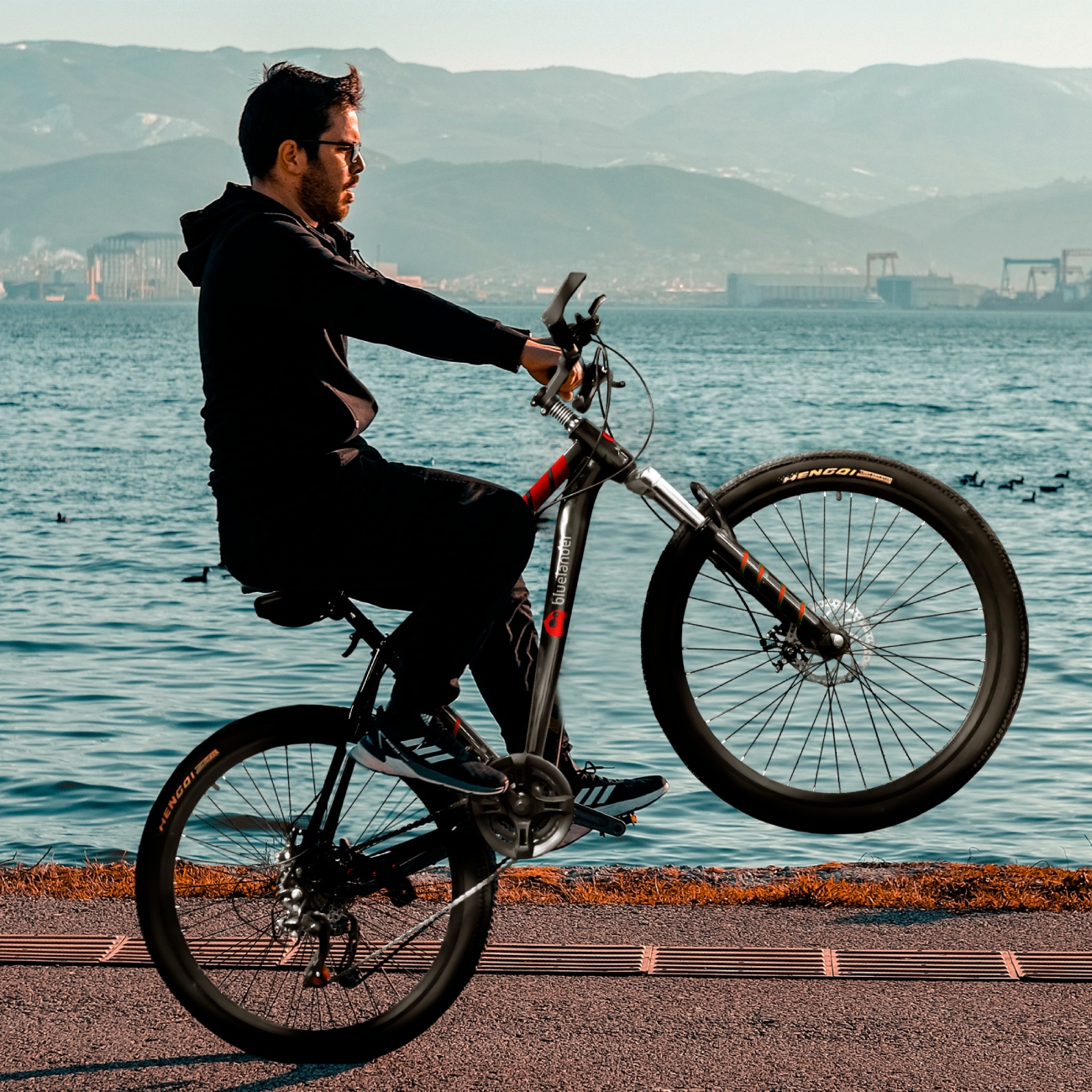 Bicicleta de Montaña Rodada 26 de 21 Velocidades con Doble Freno y Rines de Aluminio Rojo Bluelander 