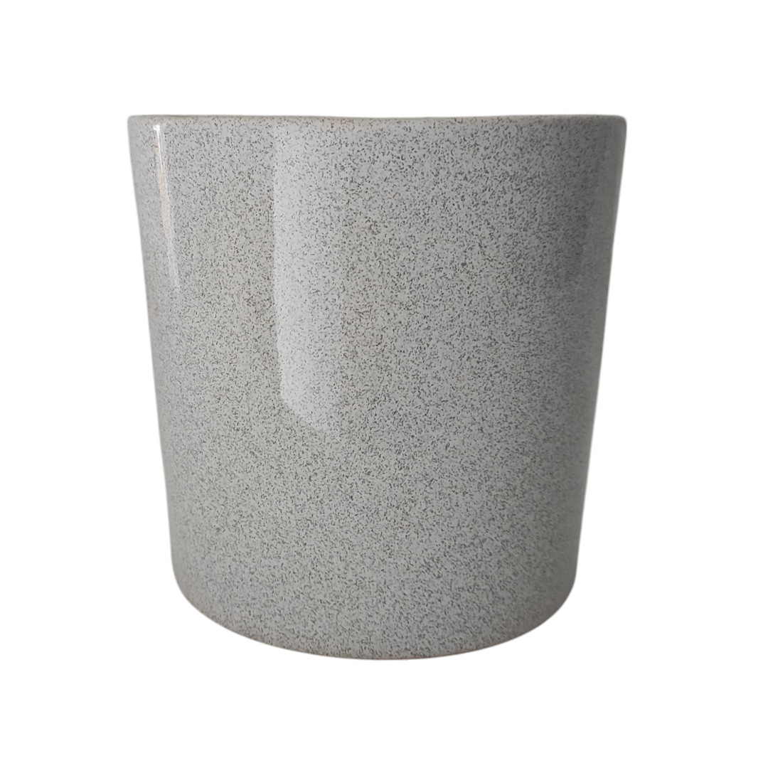 Maceta de cerámica cónica gris claro con acabado que simula la textura de piedra.