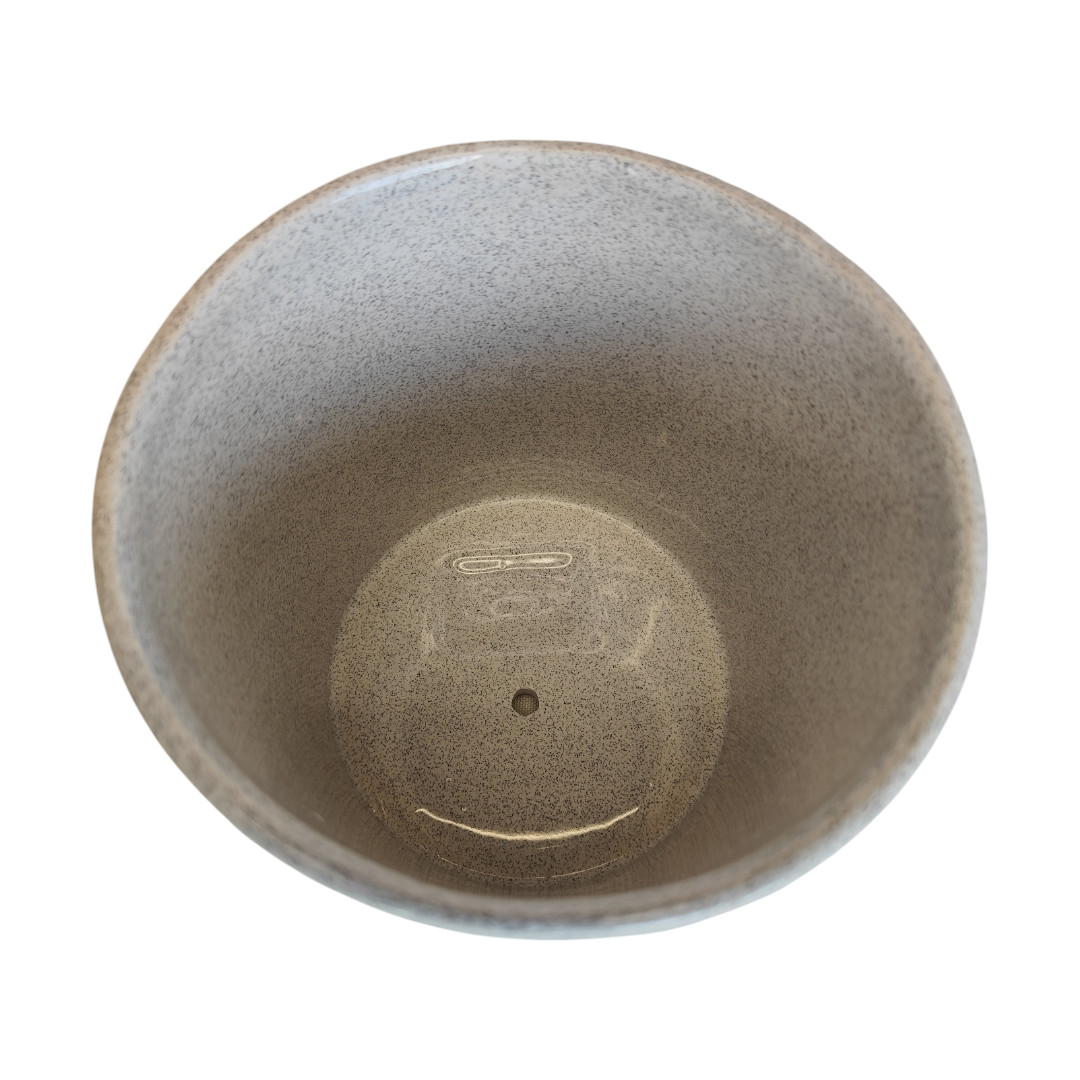 Maceta de cerámica cónica gris claro con acabado que simula la textura de piedra.