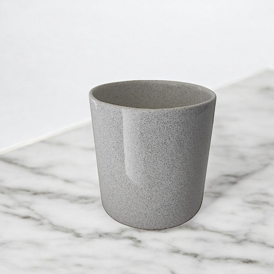 Maceta de cerámica cónica gris claro con acabado que simula la textura de piedra.